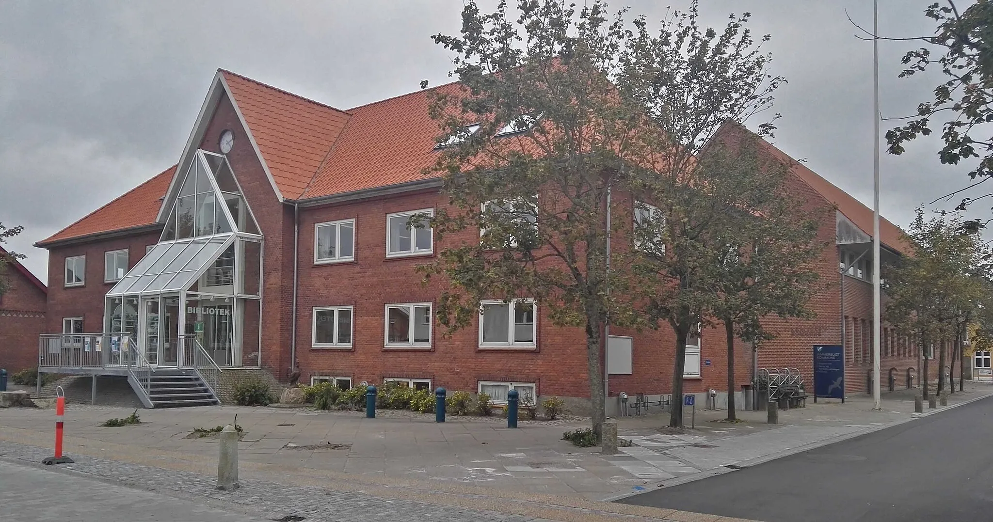 Photo showing: Fjerritslev Kommunes rådhus på Danmarksgade 1-3, nu en administrationsbygning i Jammerbugt Kommune. Her set fra fra Søndergade, hvor der nu er bibliotek