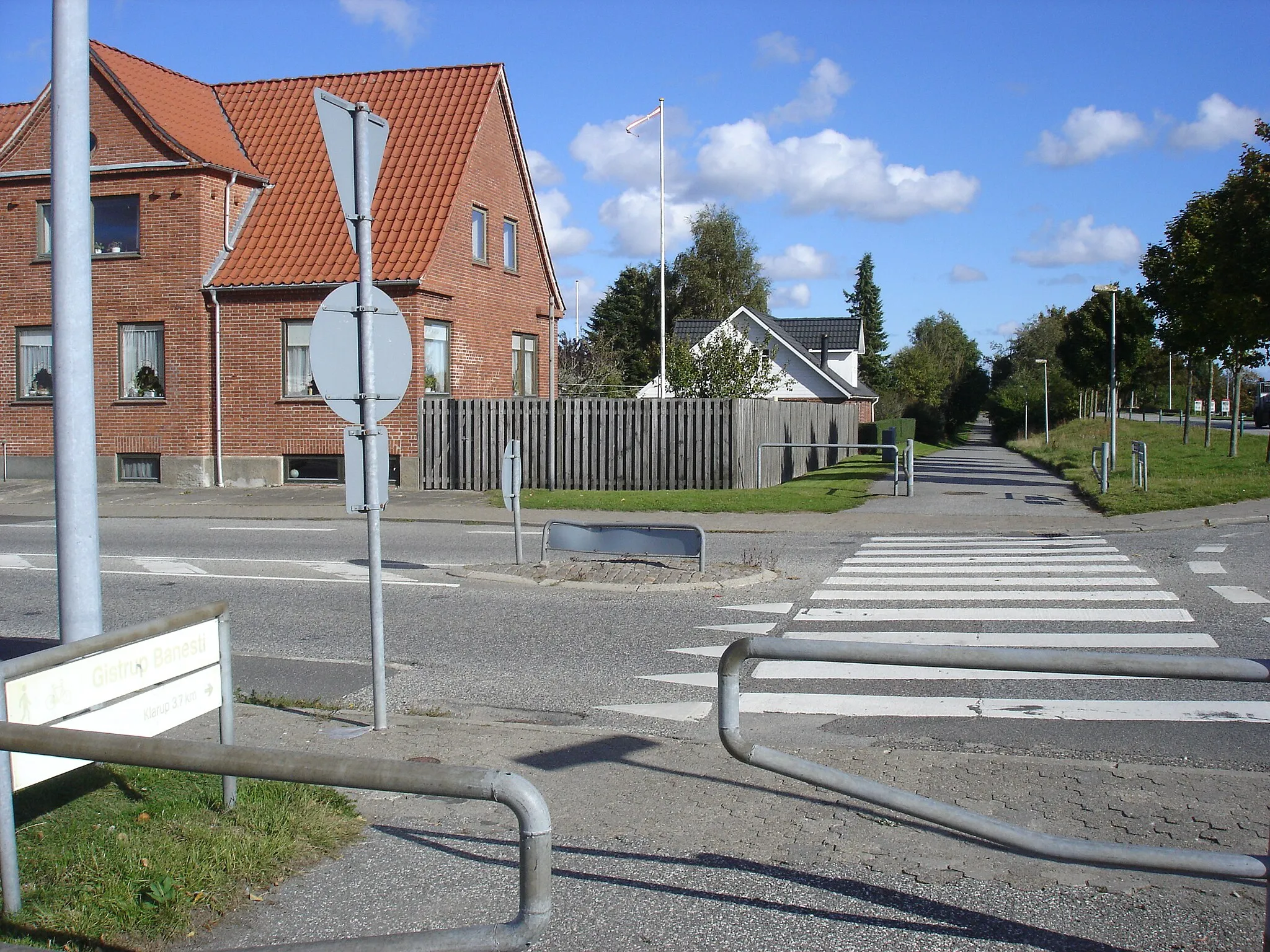 Photo showing: Banestien krydser Hadsundvej i Gistrup og fortsætter som national cykelrute 12 (Limfjordsruten) og regional cykelrute 23. Men herfra er det Nøvlingvej th., der er anlagt på Aalborg-Hadsund-banens tracé