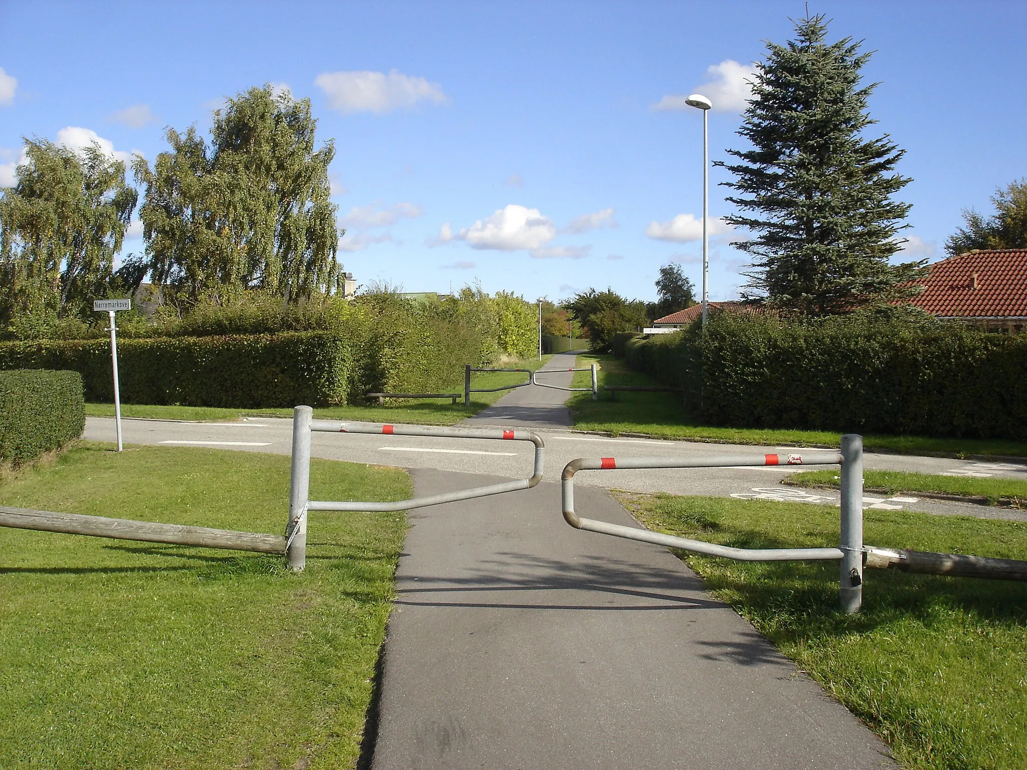Photo showing: Stien på Aalborg-Hadsund-banens tracé krydser Nørremarksvej/Labyrinten i Klarup - her går grænsen mellem Romdrup og Klarup sogne