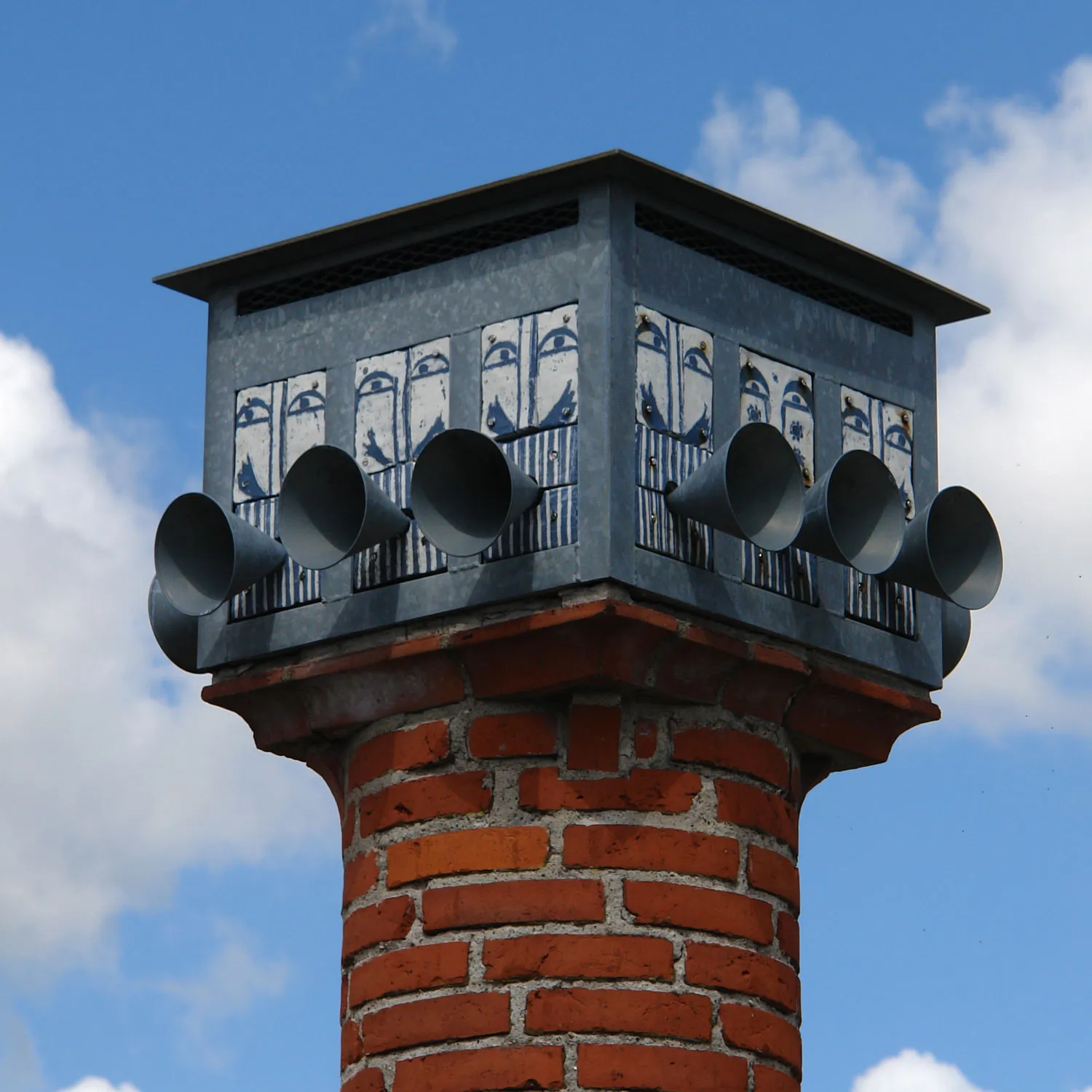 Photo showing: Springbrunnen in Sindal: „Die 5 Hermen“ (De 5 Hermer) von Niels Helledie. Standort: Marktplatz Nørre Torv