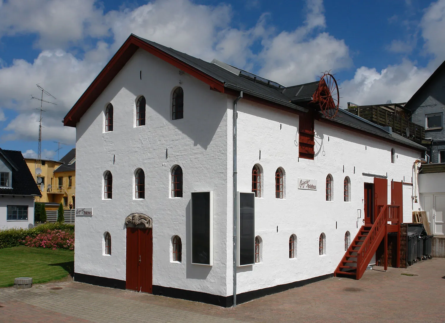 Photo showing: Sindal: das Kulturhaus „Gøgsigs Pakhus“ gehörte zu dem alten Kaufladen, der um 1900 gebaut wurde und wird jetzt für Ausstellungen genutzt