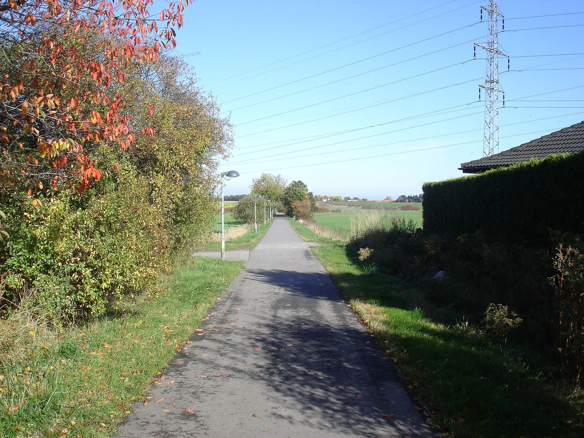 Photo showing: Banesti fra Bjæverskov mod NØ passerer bygrænsen