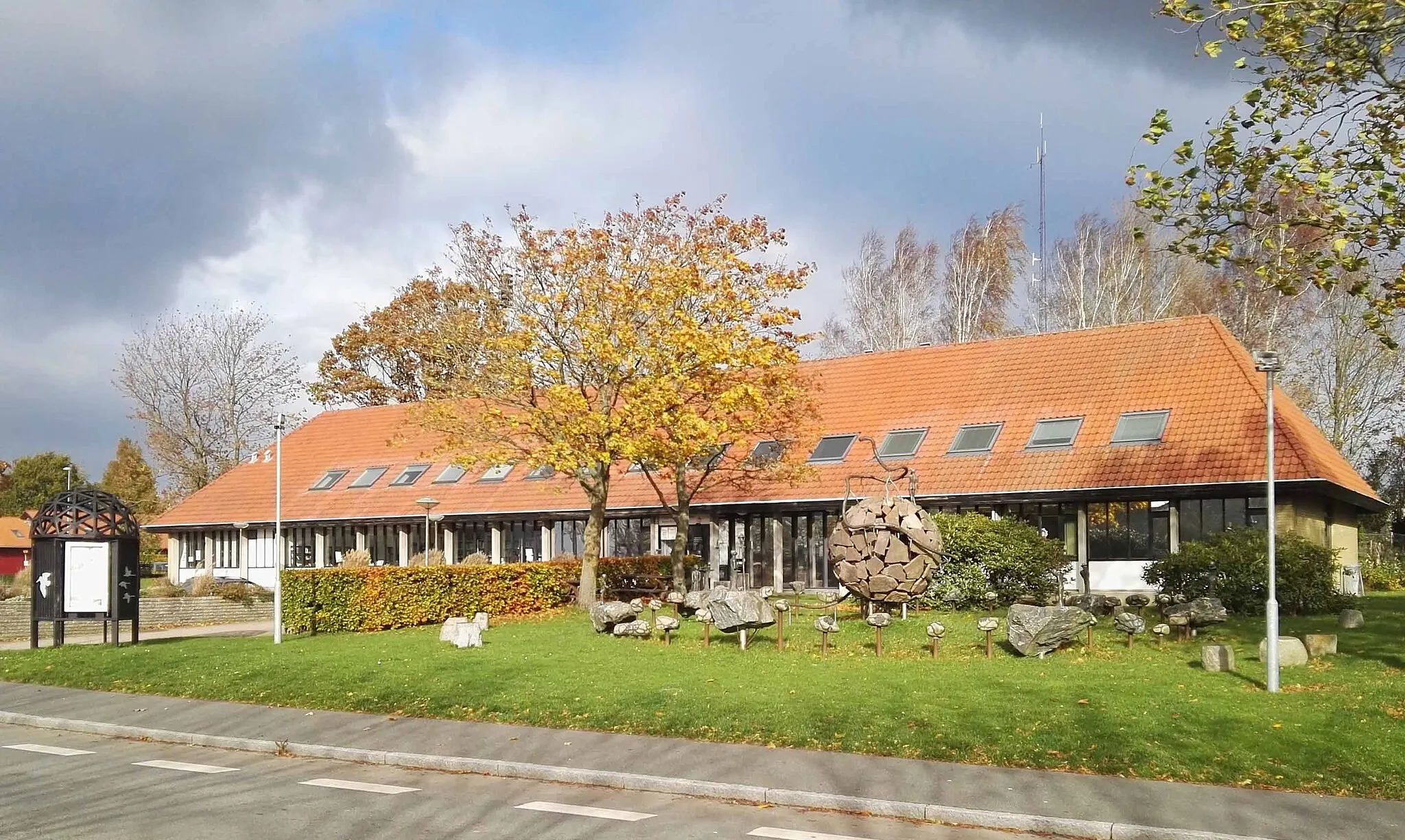 Photo showing: Den tidligere Fuglebjerg Kommunes rådhus på Byagervej 1. Tilhører nu Næstved Kommune og rummer borgerservice, bibliotek, lokalarkiv og mikrovirksomheder.