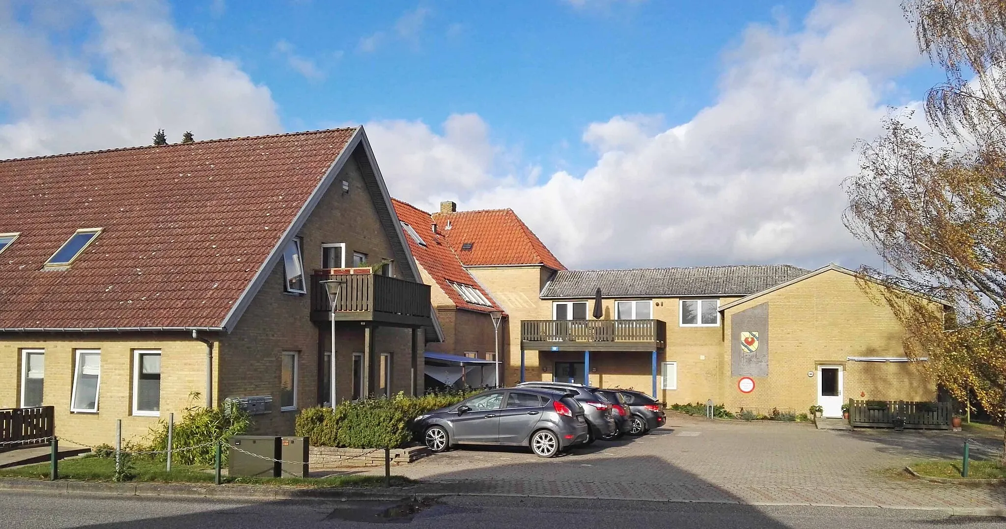 Photo showing: Den tidligere Suså Kommunes rådhus på Realskolevej 5 i Glumsø. Ombygget til 16 lejeboliger under navnet Rådhusbo.