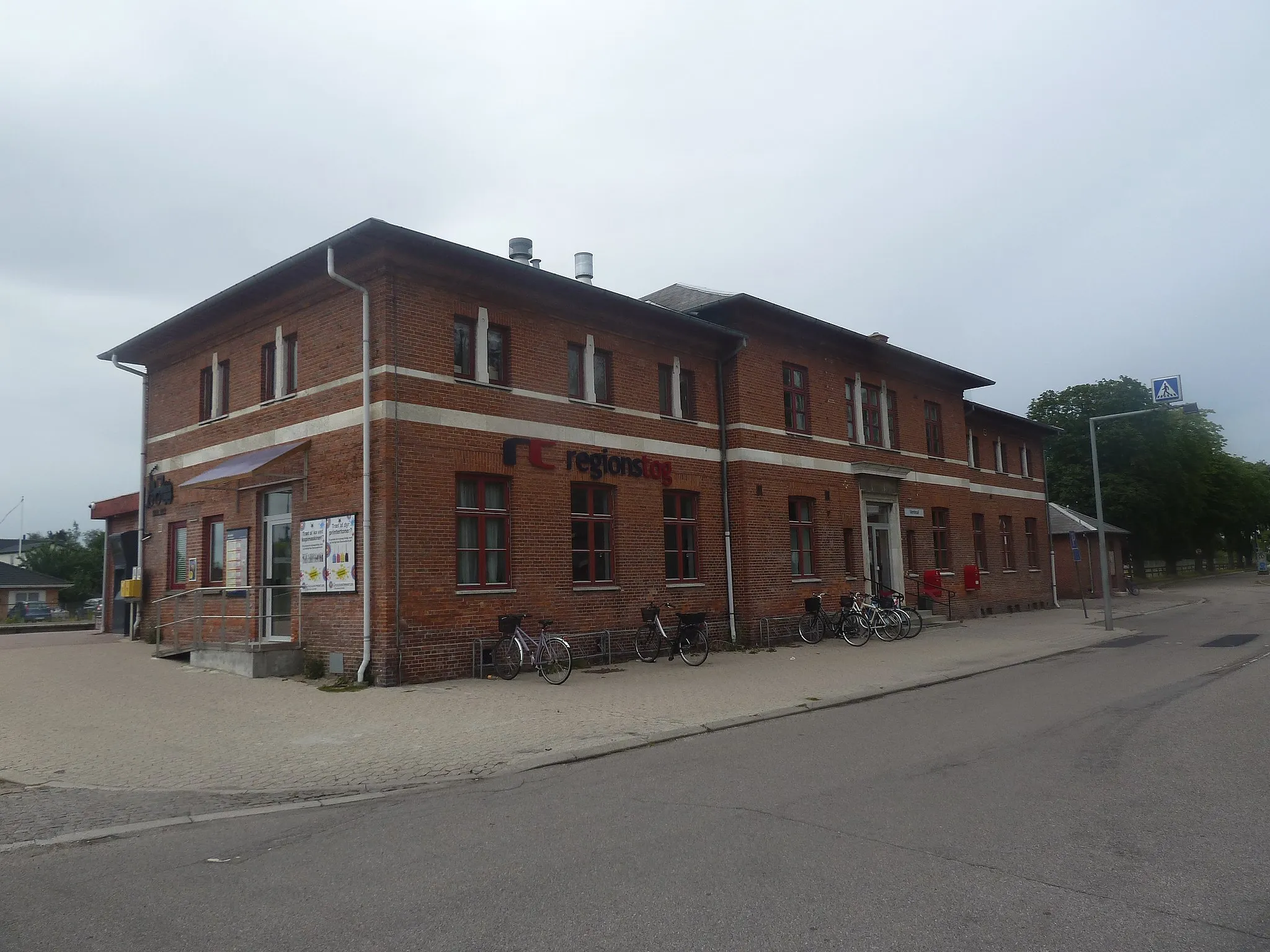 Photo showing: Hårlev Station on Østbanen in Denmark.