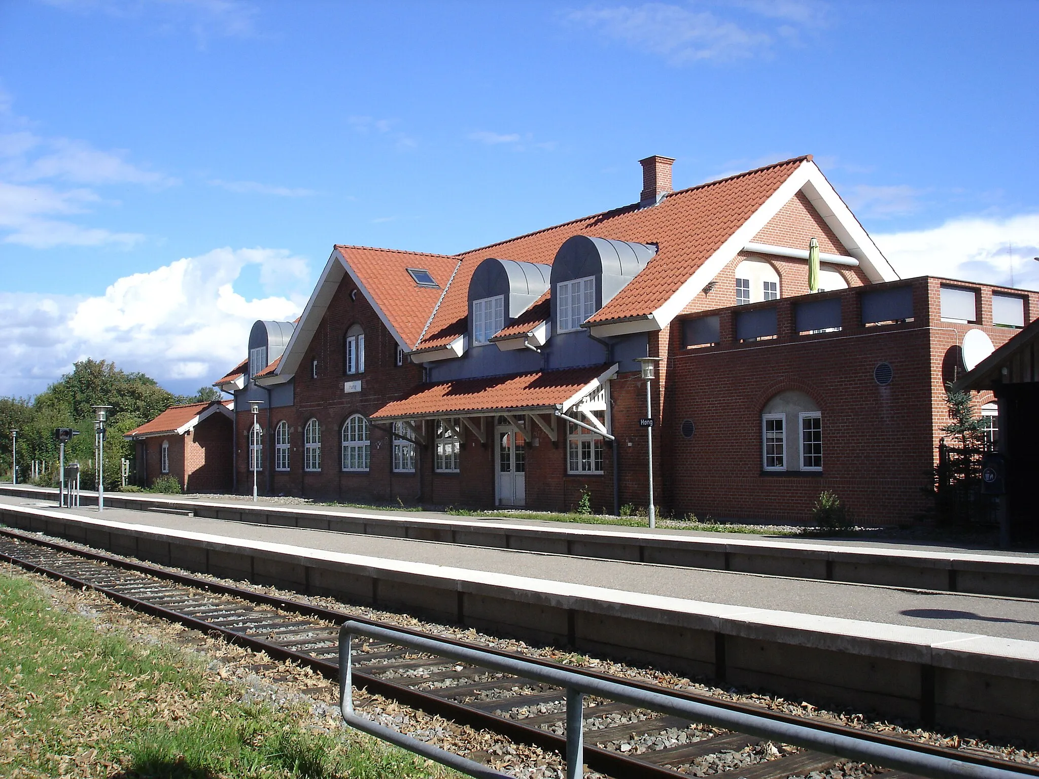 Photo showing: Høng Station fra sporsiden