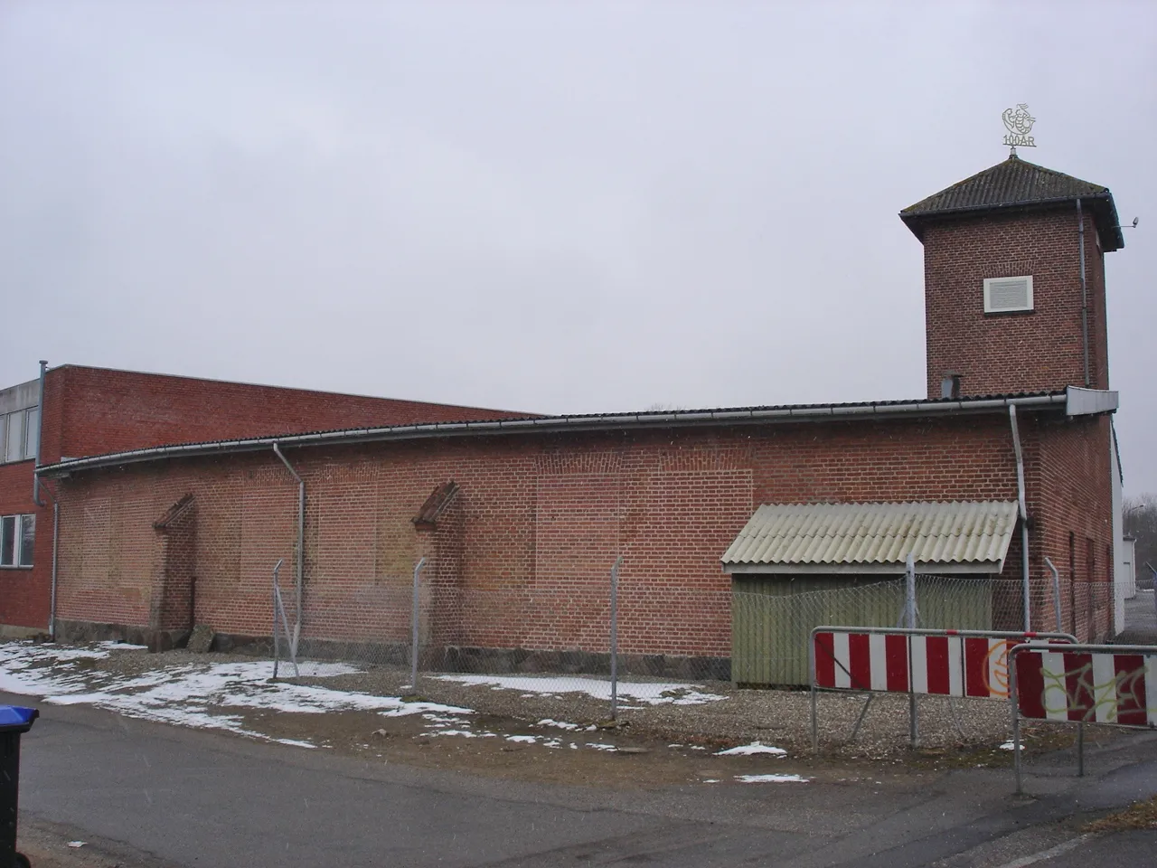 Photo showing: Hørve-Værslev Jernbanes remise i Hørve. Fiskekonservesfabrikken Lykkeberg har haft produktion her siden 1958 og udvidet bygningen meget.