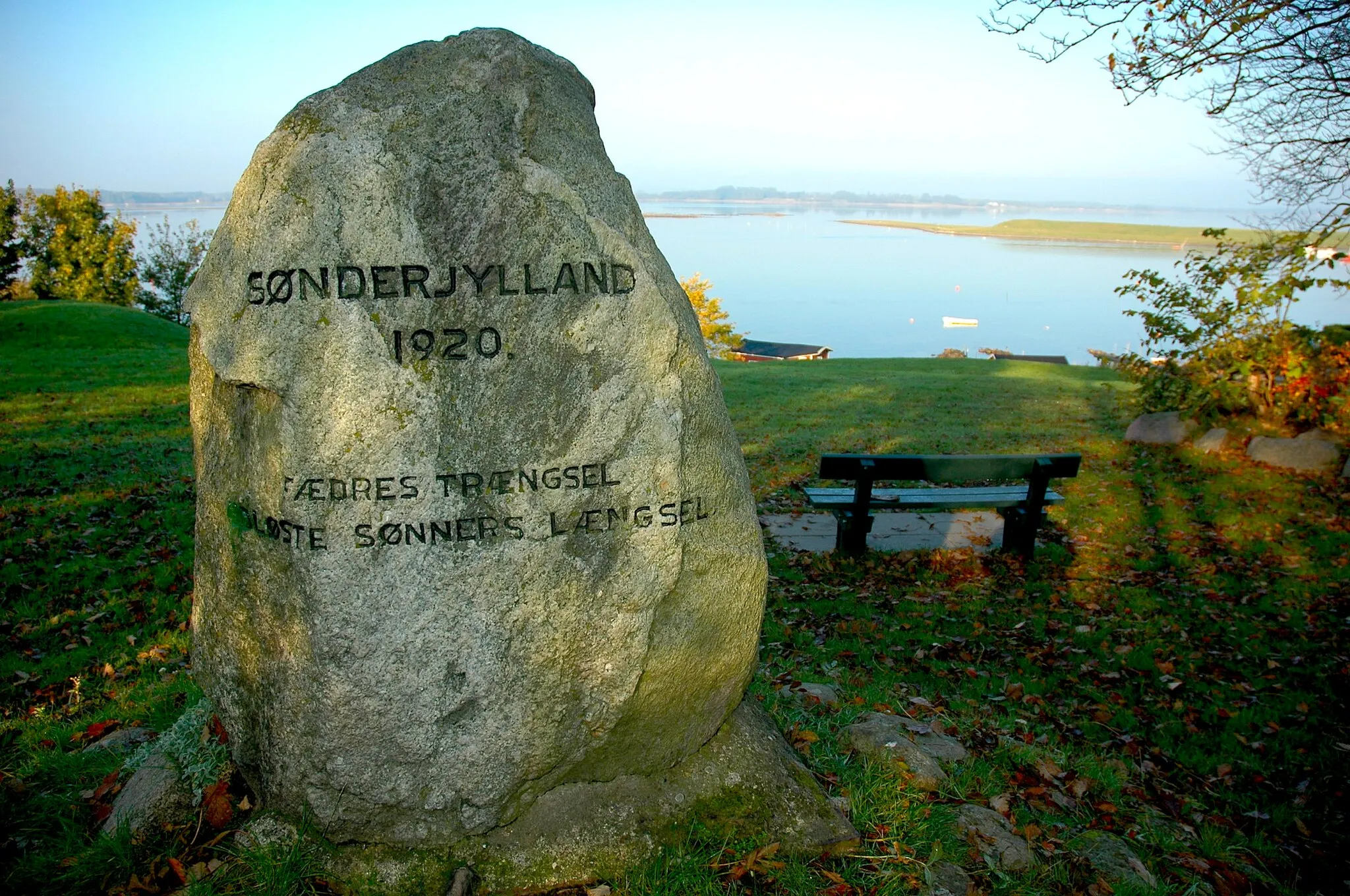 Photo showing: Jyllinge, Denmark. The Reunification Monument commemorating the reunification of Southern Jutland with Denmark following the 1920 plebiscite.