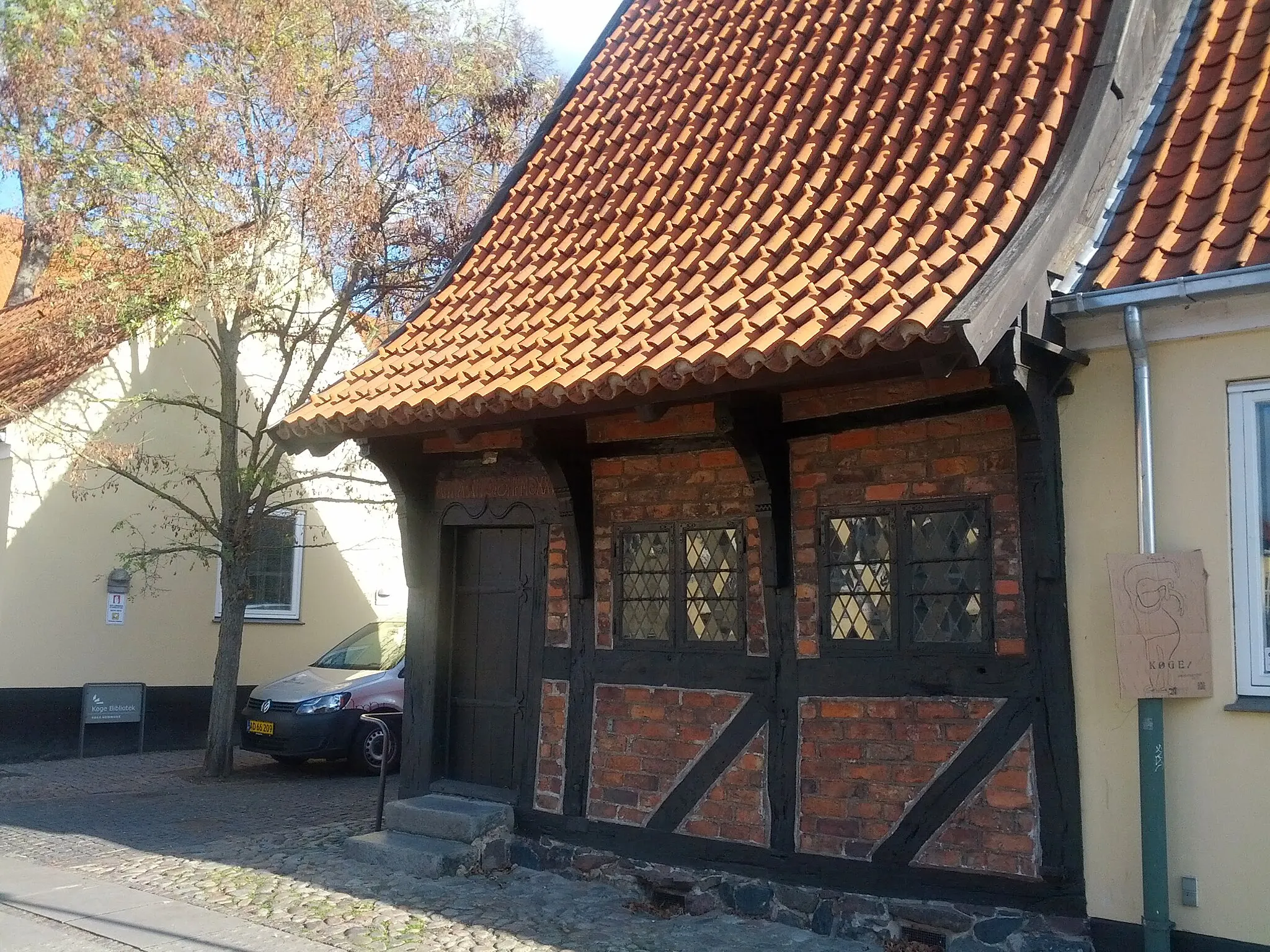 Photo showing: Huset ligger i Kirkestræde 20, Køge og havde oprindeligt et lige så gammelt nabohus, nr. 22. Dette er nedrevet 1908.