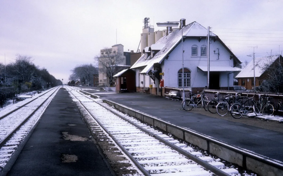 Photo showing: DSB-Kleinstadtbahnhöfe: Bahnhof Lille Skensved am 22. April 1981. - Bahnstrecke: Roskilde - Køge.