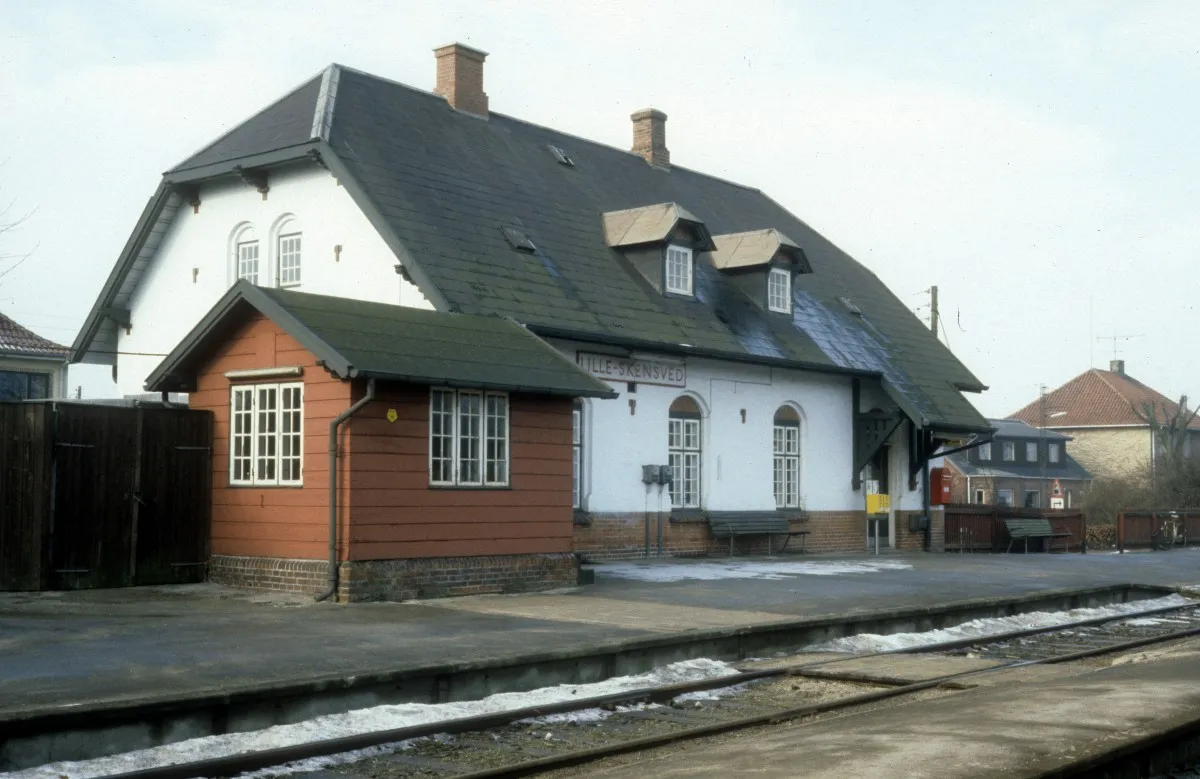 Photo showing: DSB-Kleinstadtbahnhöfe: Bahnhof Lille Skensved am 26. Februar 1983. - Der Bahnhof wurde vom Architekten Heinrich Wenck entworfen und 1908 errichtet.