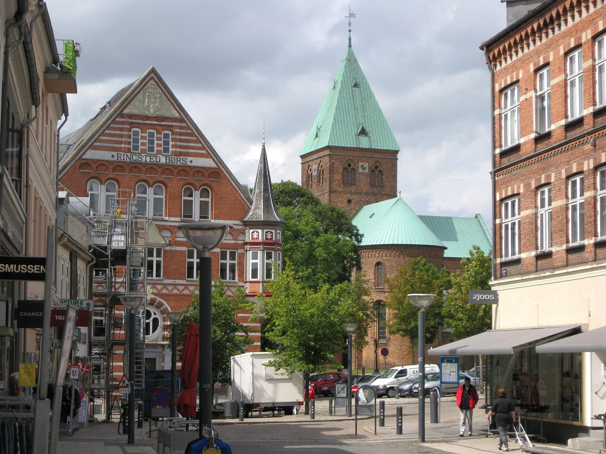 Photo showing: The street "Sct. Hans Gade" in the town "Ringsted", and the church "Sankt Bendts Kirke" seen in the background. The town is located on Mid Zealand in east Denmark.
