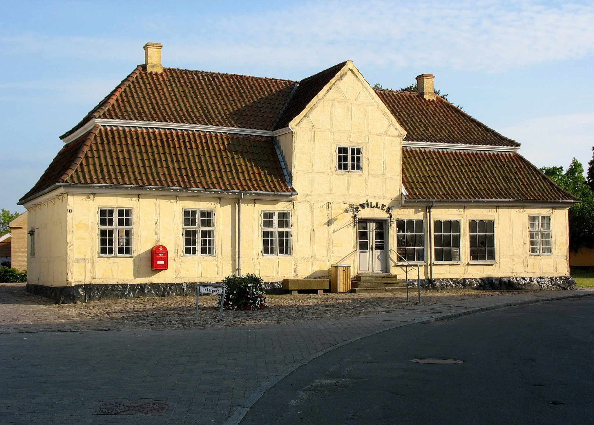 Photo showing: Old grocer´s shop "Willers Gaard" (now tourist information) in the small town "Rødby". It is located on the island Lolland in east Denmark.