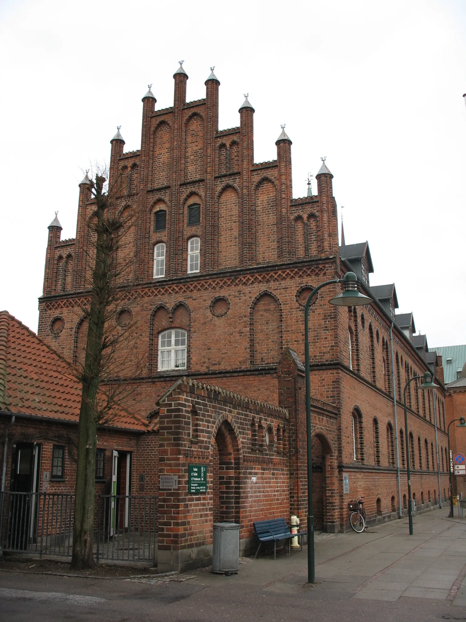 Photo showing: One of the gables of Roskilde Old City Hall