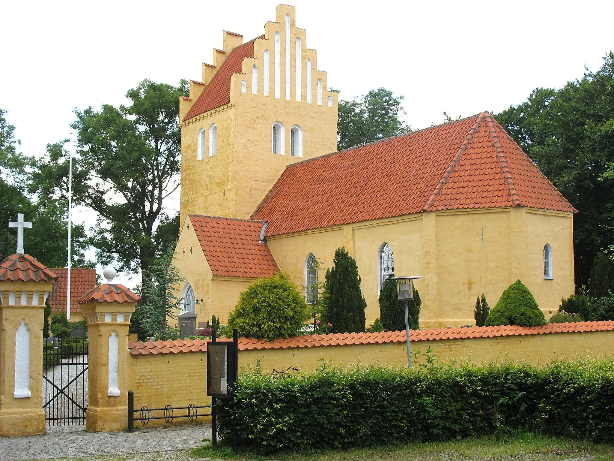 Photo showing: The church "Solrød Kirke" in the village "Solrød" located between the towns "Køge" and "Roskilde" in Middle Zealand, east Denmark.