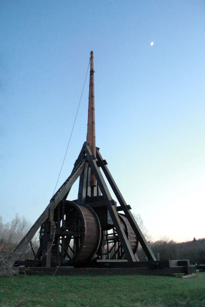 Photo showing: Trebuchet at Middelaldercentret, on Lolland, near Nykøbing Falster, Denmark.