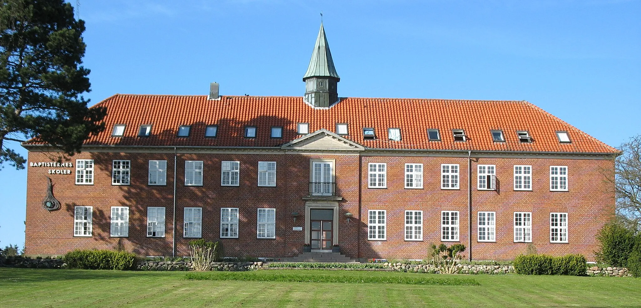 Photo showing: Tølløse Privat- og Efterskole (Baptisternes Skoler). Kvarmløsevej 37, Tølløse.