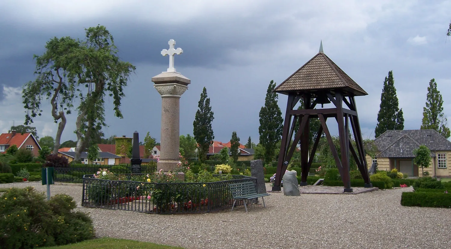 Photo showing: Friedhof von Augustenborg: Ehrenmal für die Gefallenen des Krieges 1848-1850, der Glockenturm von 1963 und die Leichenhalle von 1958