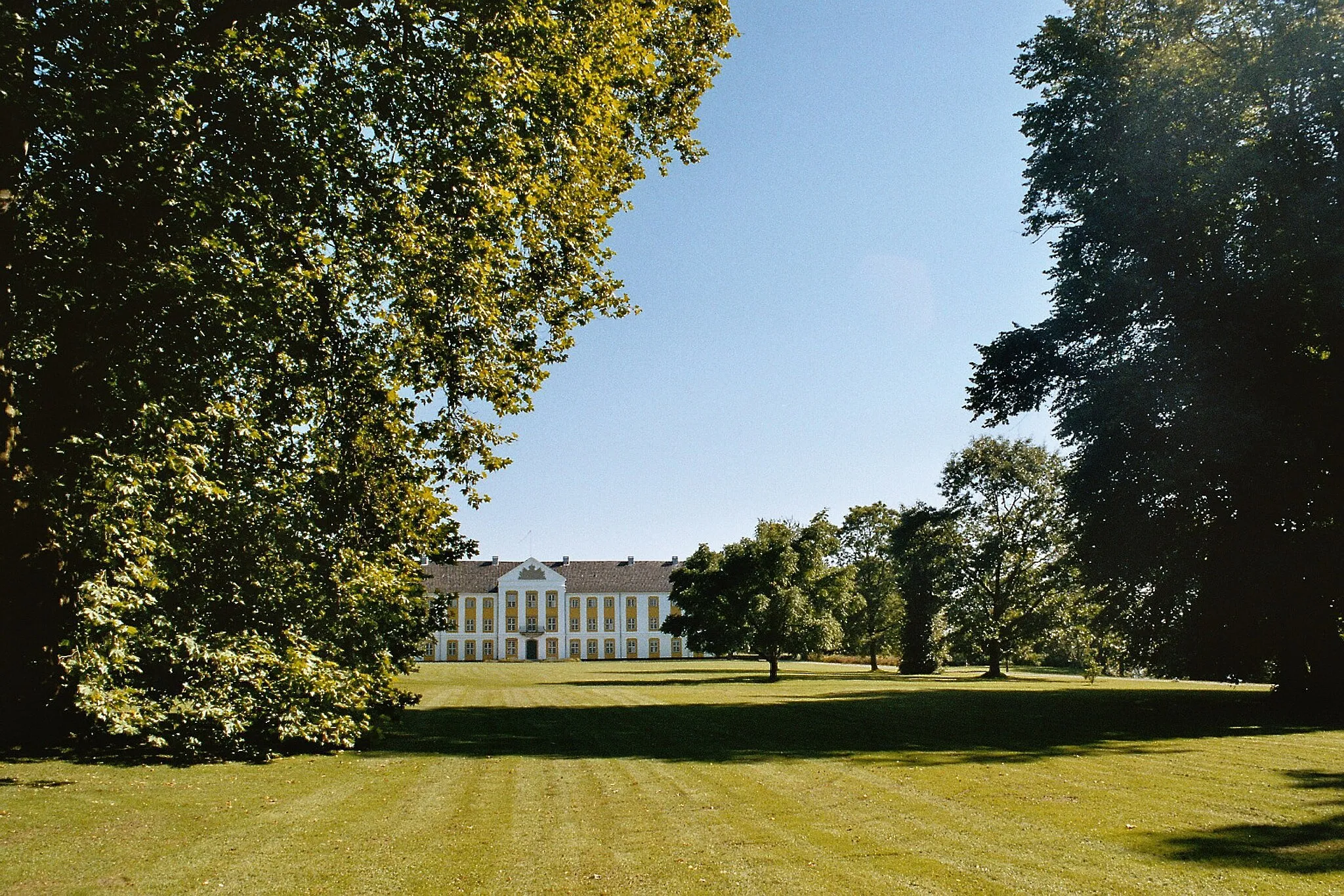 Photo showing: Augustenborg (Als island), view from the park to the château