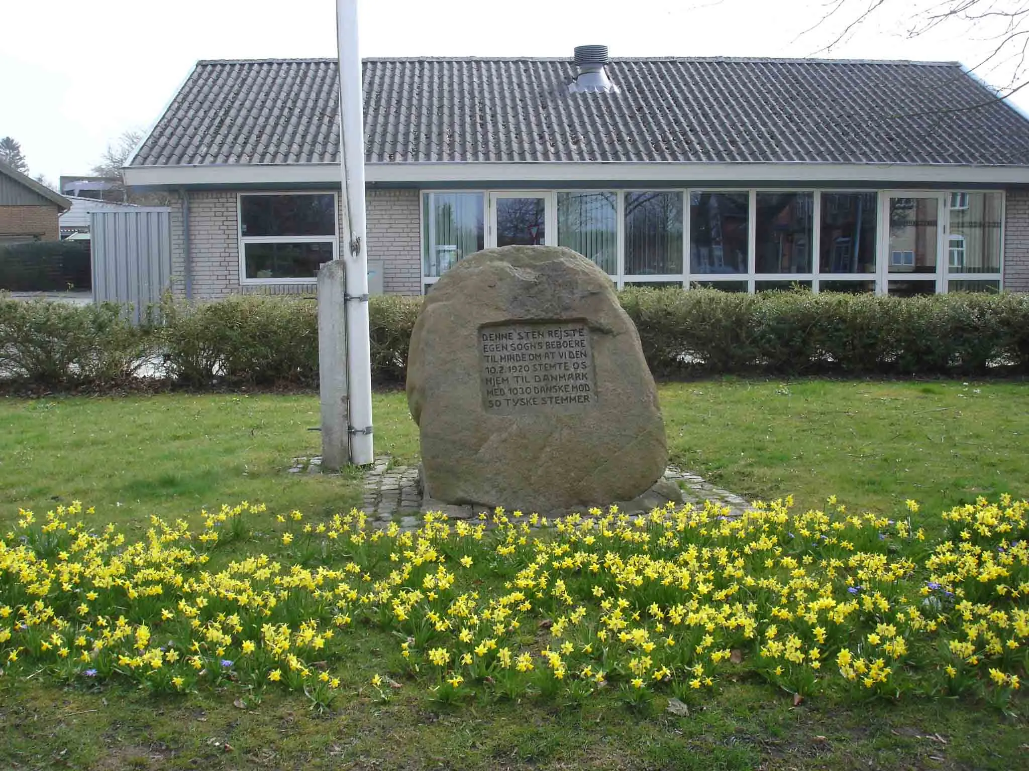 Photo showing: Genforeningssten på Torvet i Guderup. Egen Sogn stemte sig hjem til Danmark i 1920 med 1030 danske stemmer mod 50 tyske.
