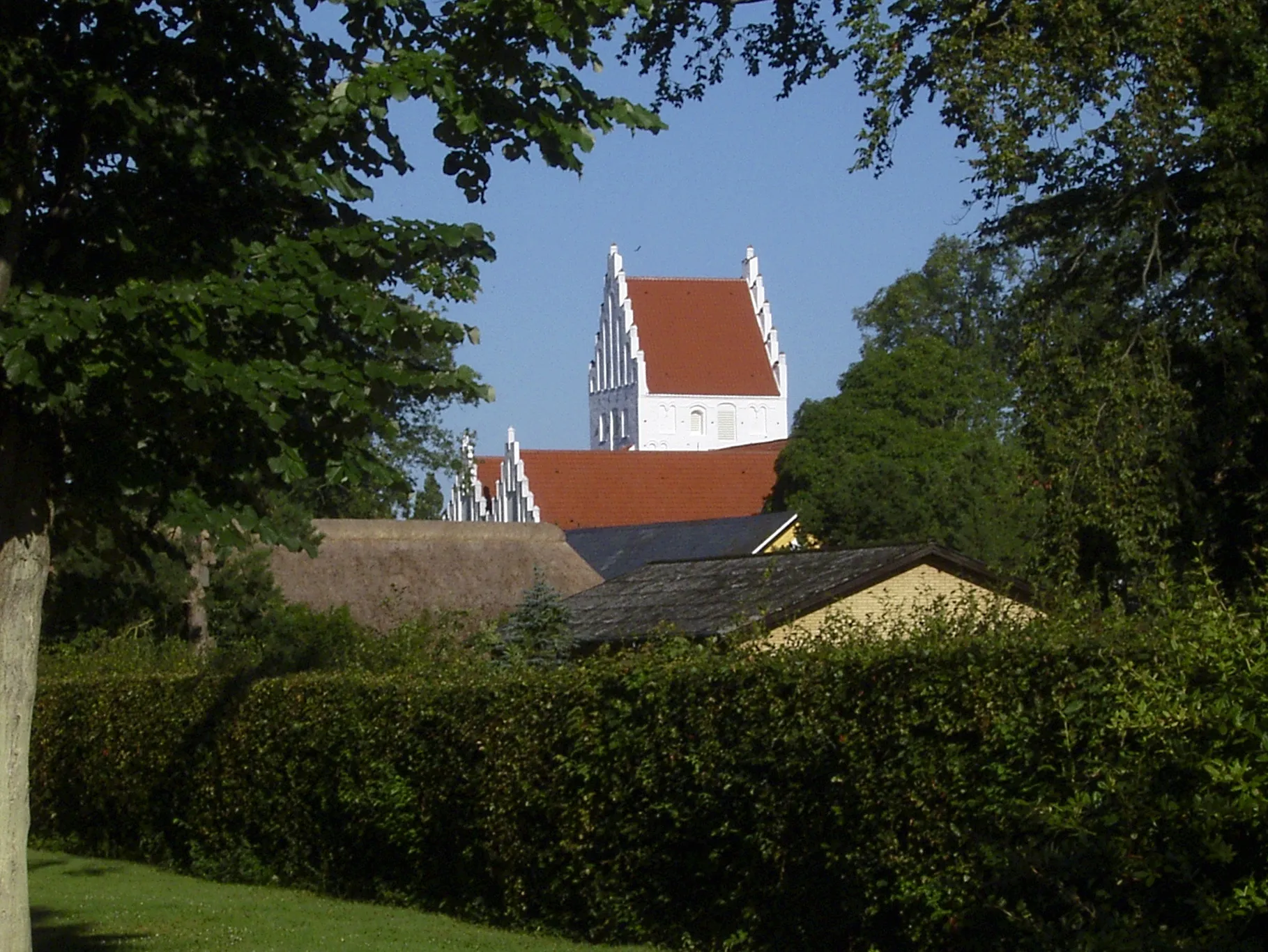 Photo showing: Hårby Kirke fra præstegården på Møllevej 17. Taget sommer 2004.
