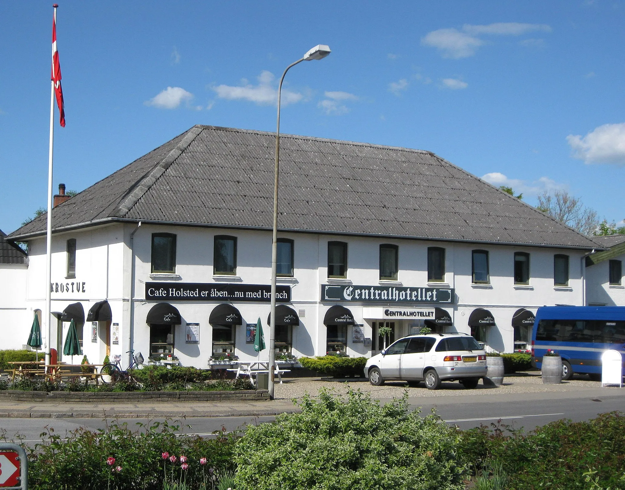 Photo showing: The hotel "Centralhotellet" in the small town "Holsted". The town is located in Vejen Kommune, South-Central Jutland, Denmark.