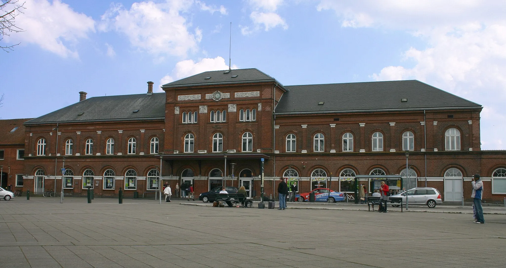 Photo showing: The first trainstation in Kolding was built in 1866 and later more appeared,but the biggest and only one left is Banegården from 1884.Architect is Thomas Arboe.