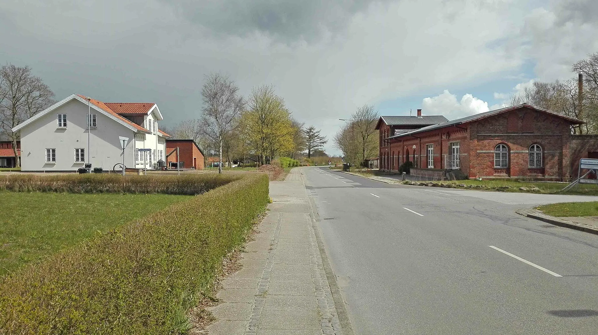 Photo showing: Stationsvej i Løgumkloster. Statsbanestation th., amtsbanegård tv.