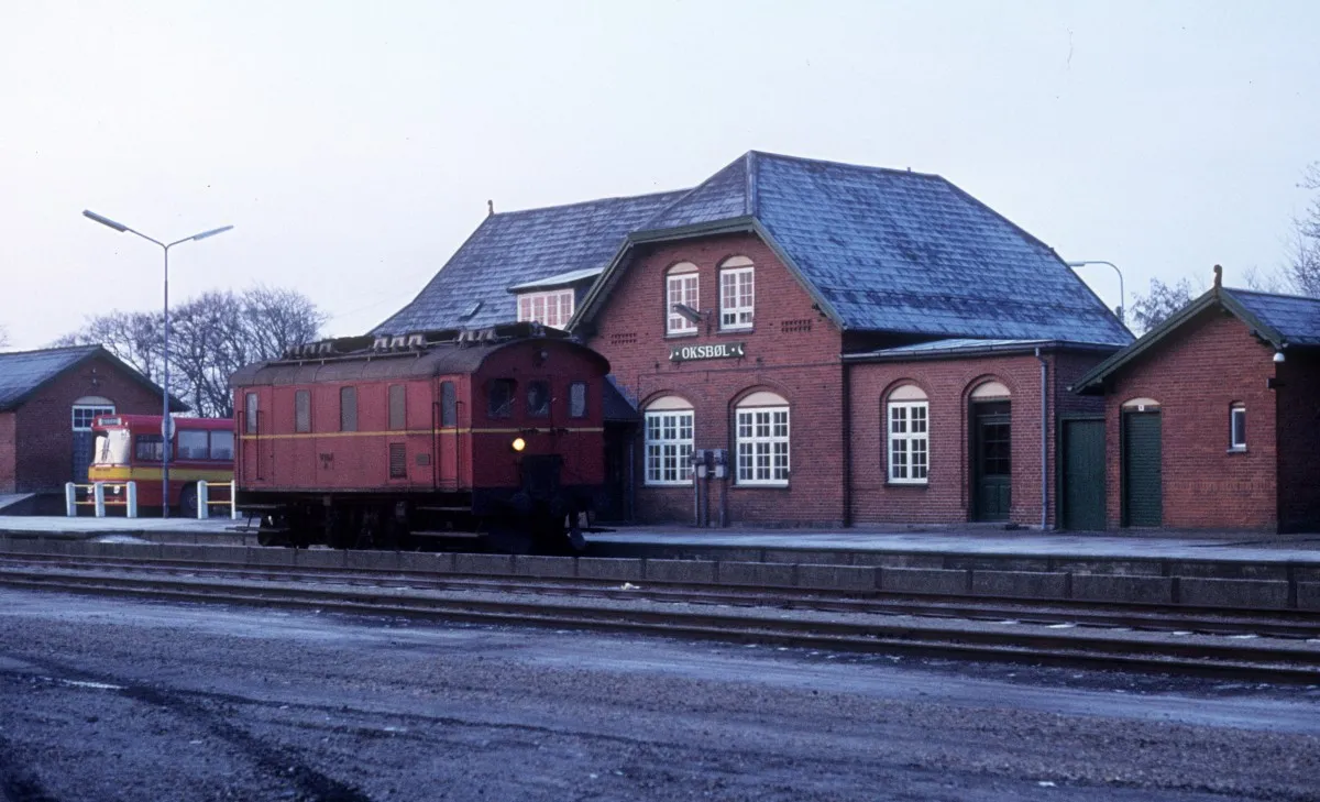 Photo showing: VNJ (Varde-Nørre Nebel Jernbane, Vestbanen): Frichs-Diesellok in Oksbøl am 24. November 1975.