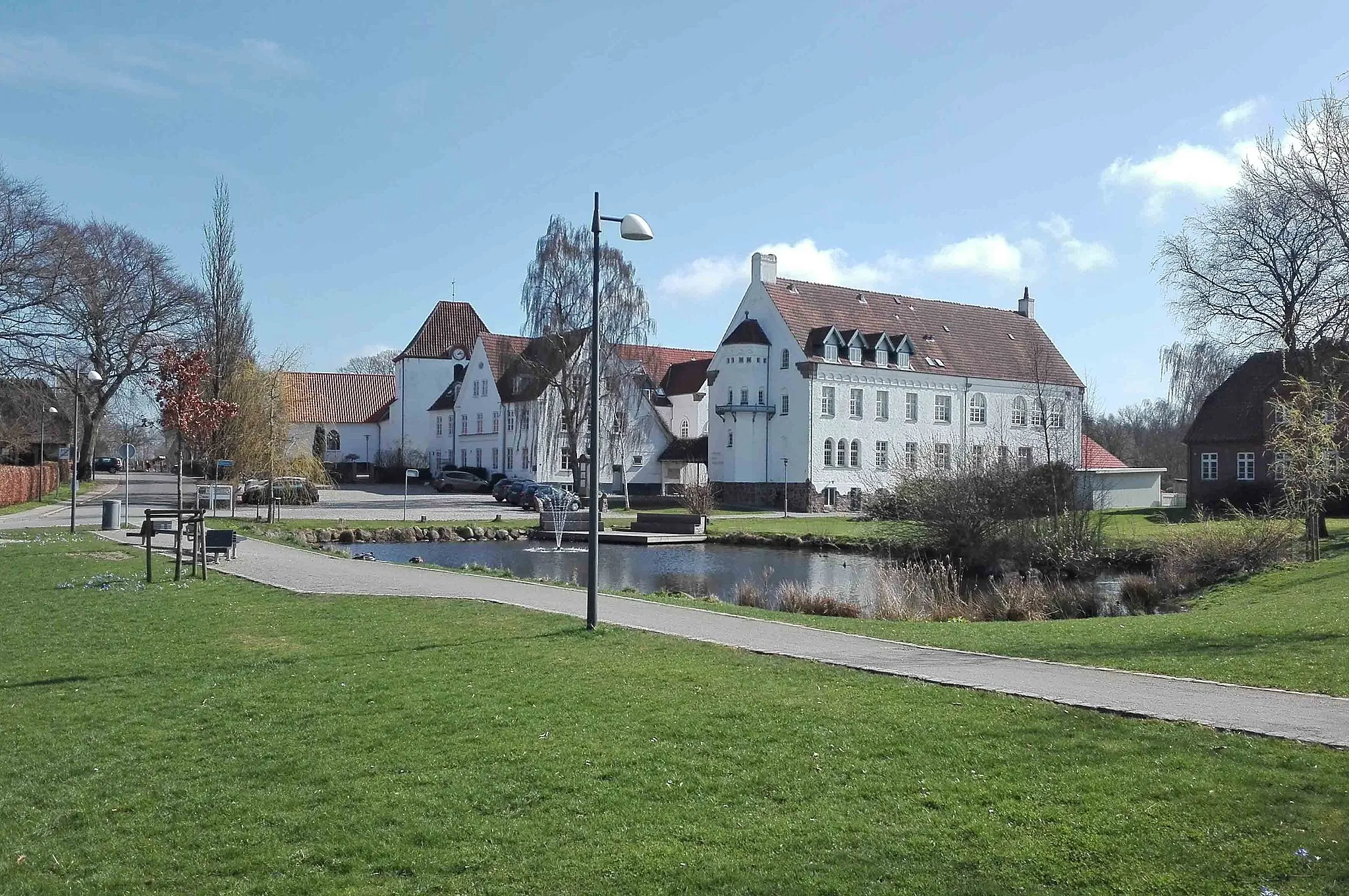 Photo showing: Ryslinge Kirke og Højskole
