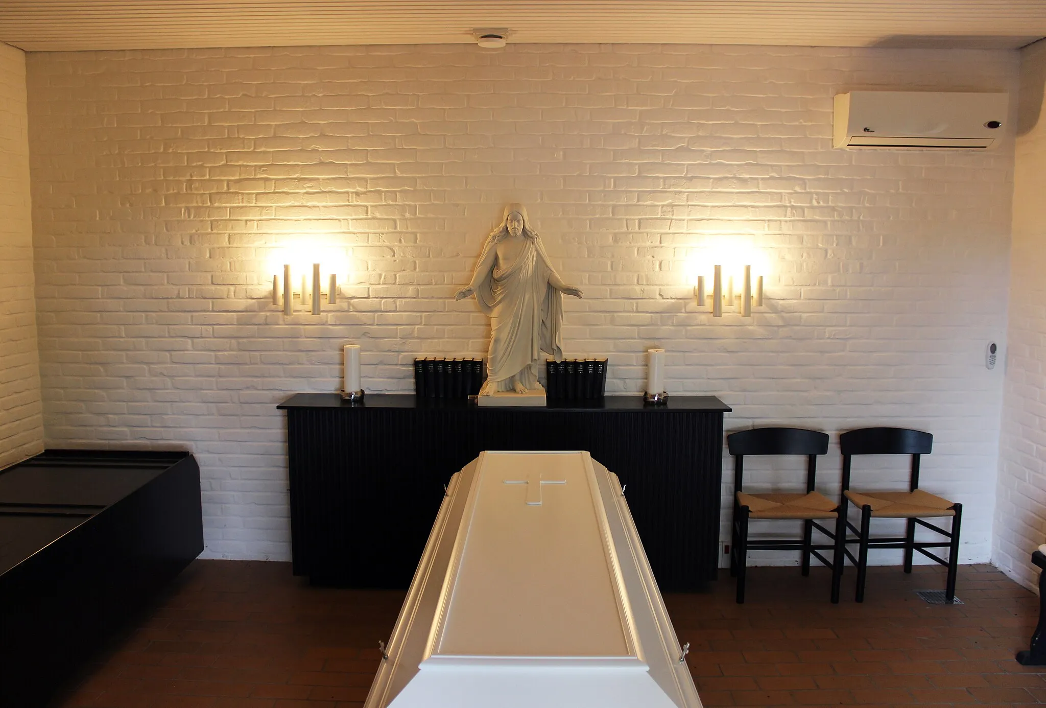 Photo showing: Plaster copy of Thorvaldsen's Christ in the funerary chapel of the Church of Taulov, Denmark