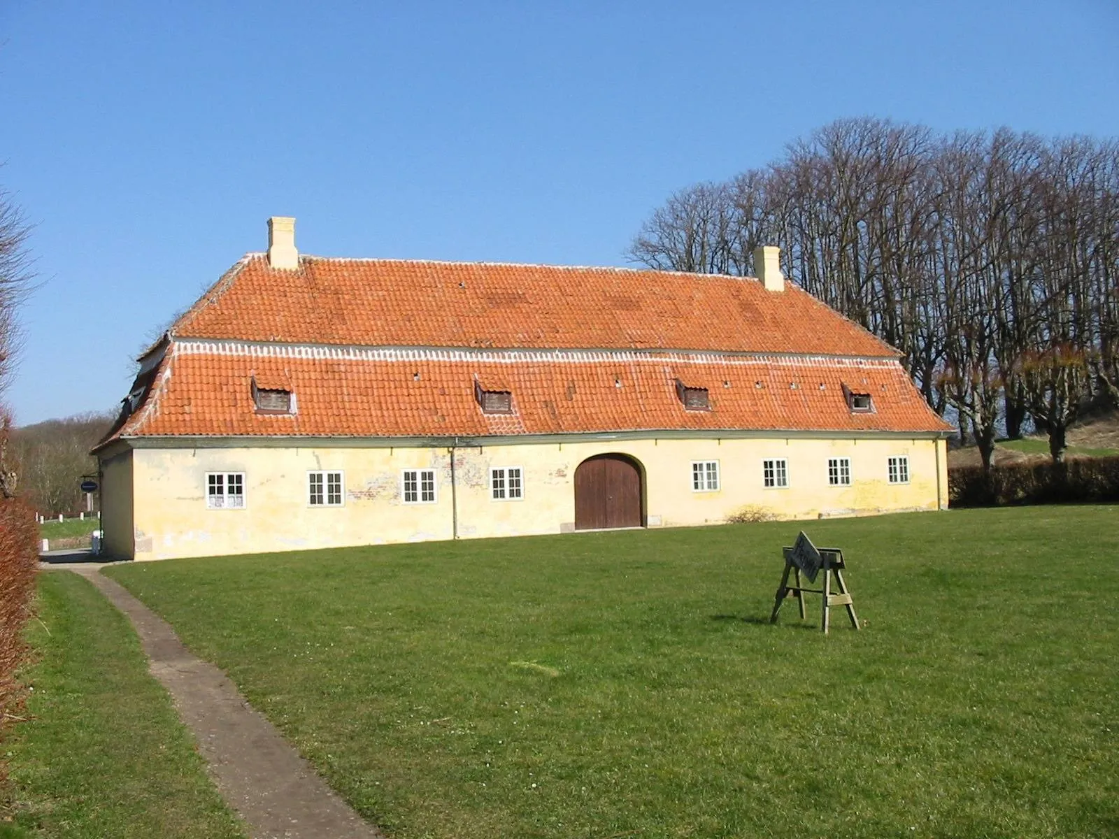 Photo showing: Den tofløjede hovedbygning (middelalder, 1720'rne, stærkt ombygget 1862-63 af N.S. Nebelong), teaterbygningen, herskabsstalden og vognladen (ca. 1800 muligvis Andreas Kirkerup) samt thepavillonen. F. 1918. Udv. 1994.*