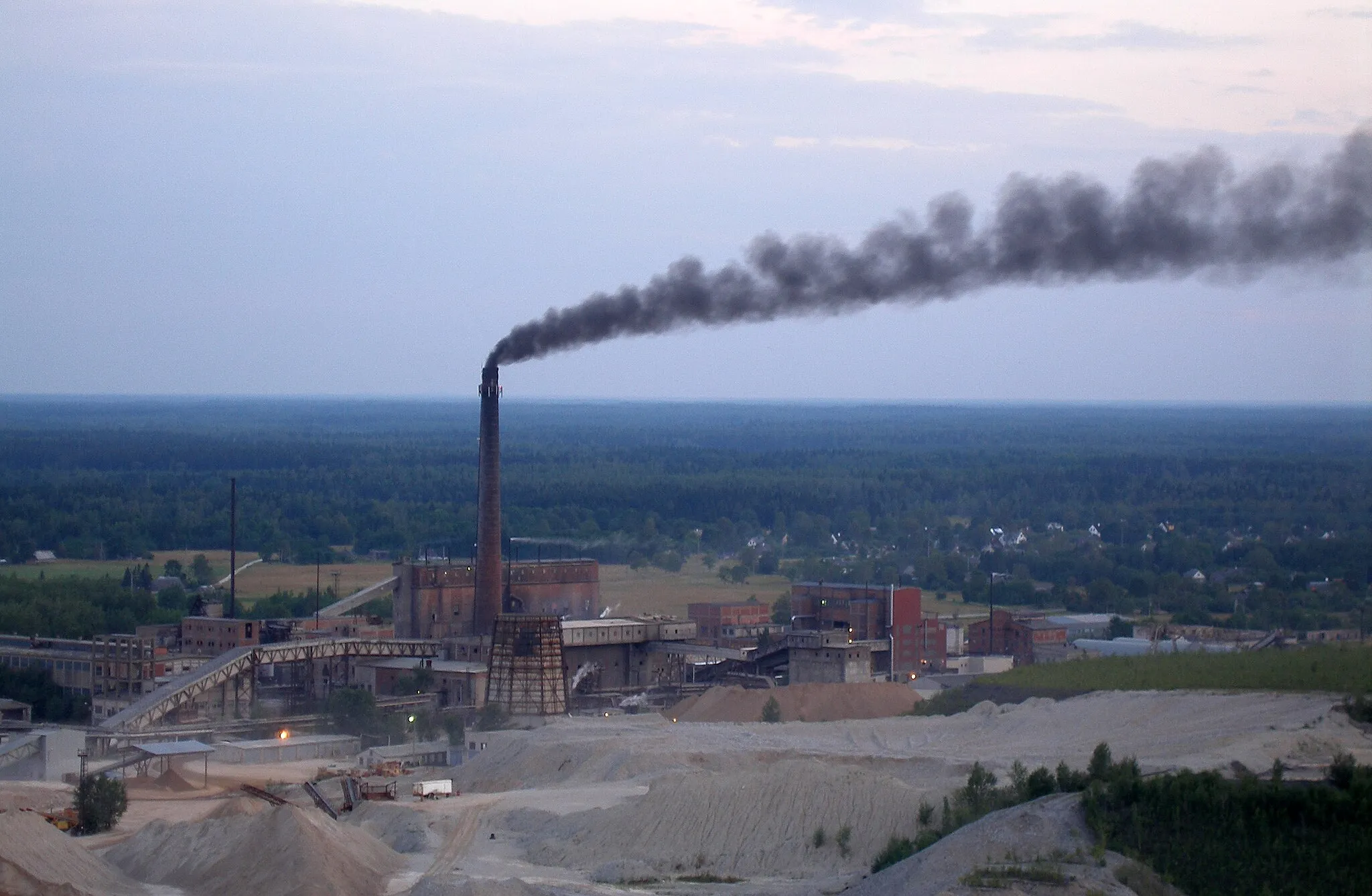 Photo showing: تلوثُ الهواء بالدخان في أحدِ المصانع بدولة إستونيا.