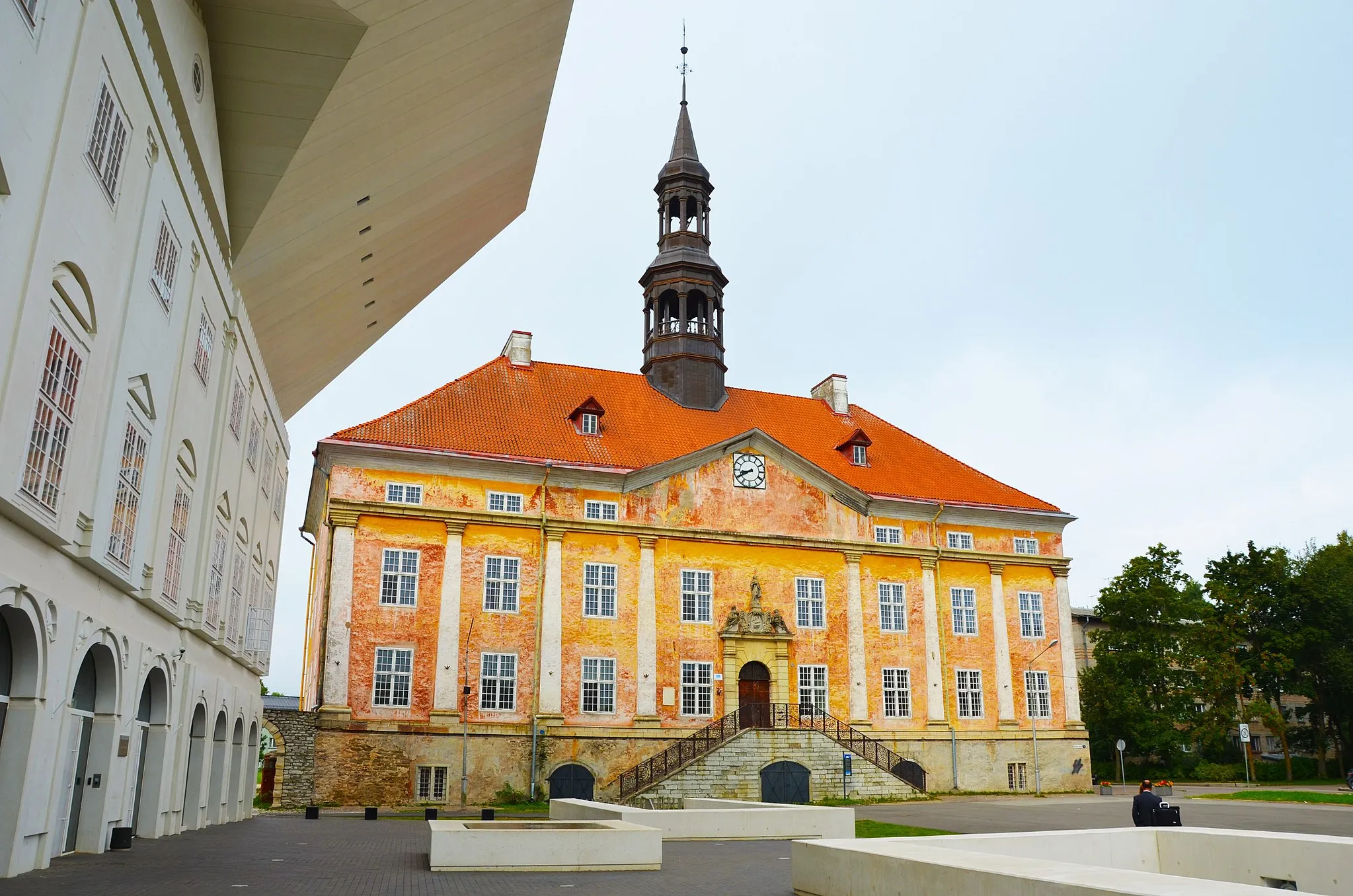 Photo showing: Narva Town Hall and Narva College