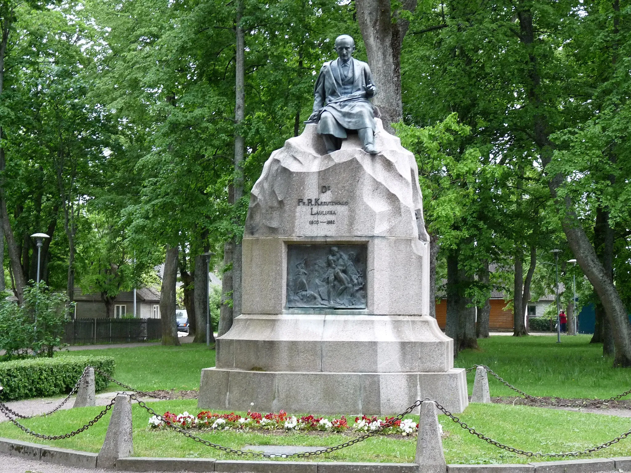 Photo showing: Monument for the Estonian poet F.R. Kreutzwald in Võru. Statue made by Amandus Adamson in 1926