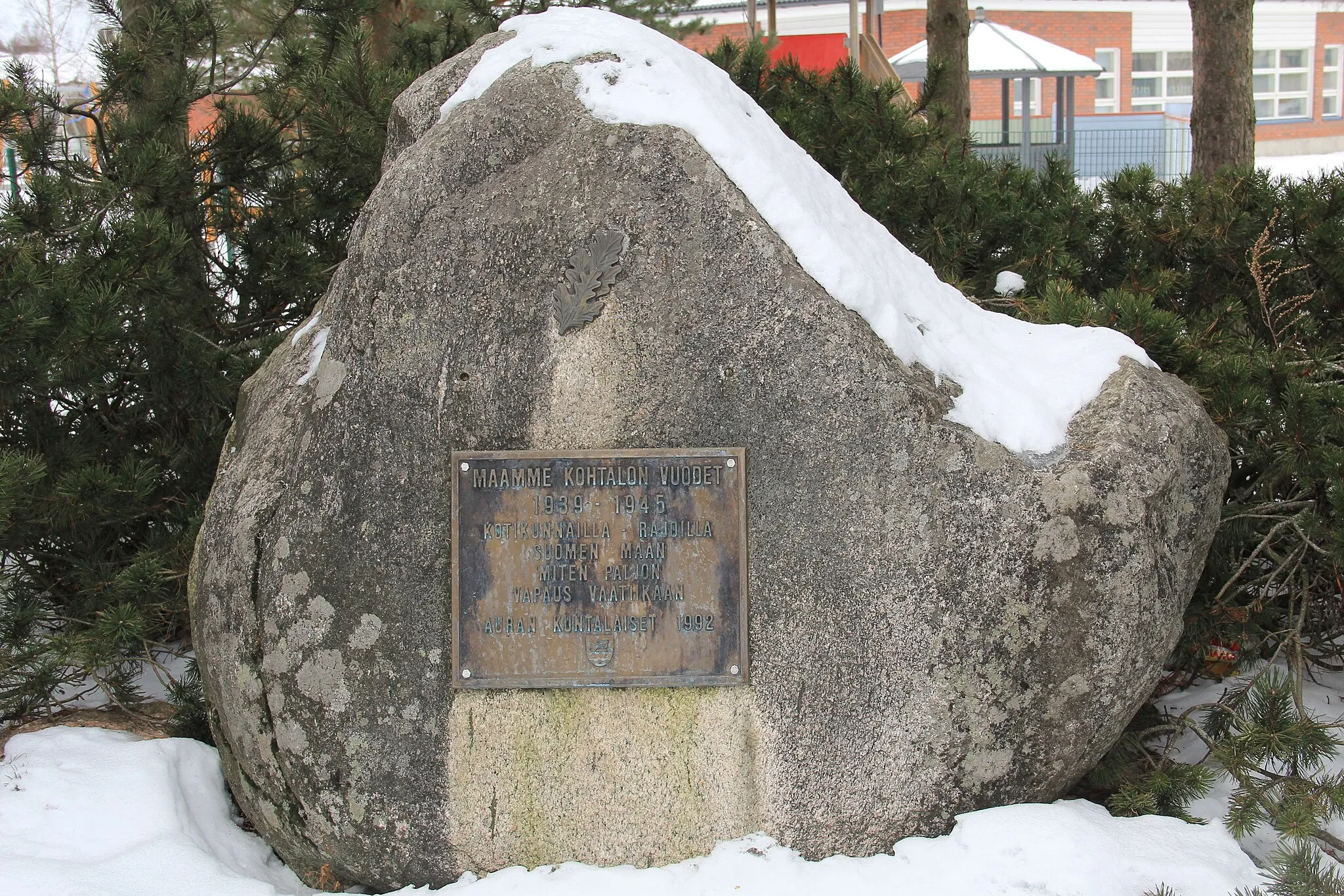 Photo showing: Veteraanikivi, Veteraanipuisto, Aura, Suomi. - Veteraanikivi on Veteraanipuistossa Auran asemanseudulla ja se on paljastettu vuonna 1992. Muistokiven vieressä on tykki.