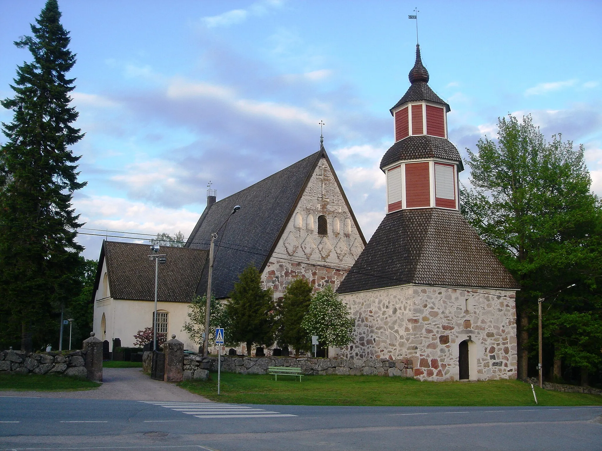 Photo showing: Church of Saint Lawrence in Janakkala, Finland. The oldest part of the medieval church is believed to be built in the end of the 15th century or in the beginning of the 16th century.