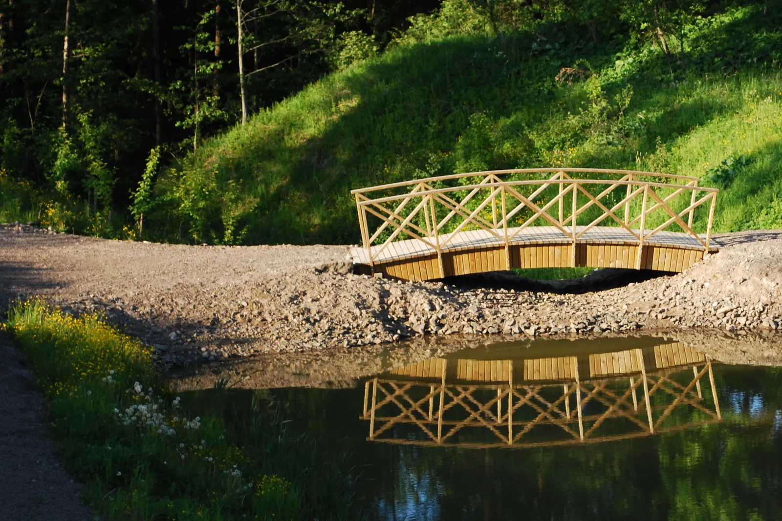 Photo showing: Pretty but apparently redundant bridge in Pioneeripuisto, Koria