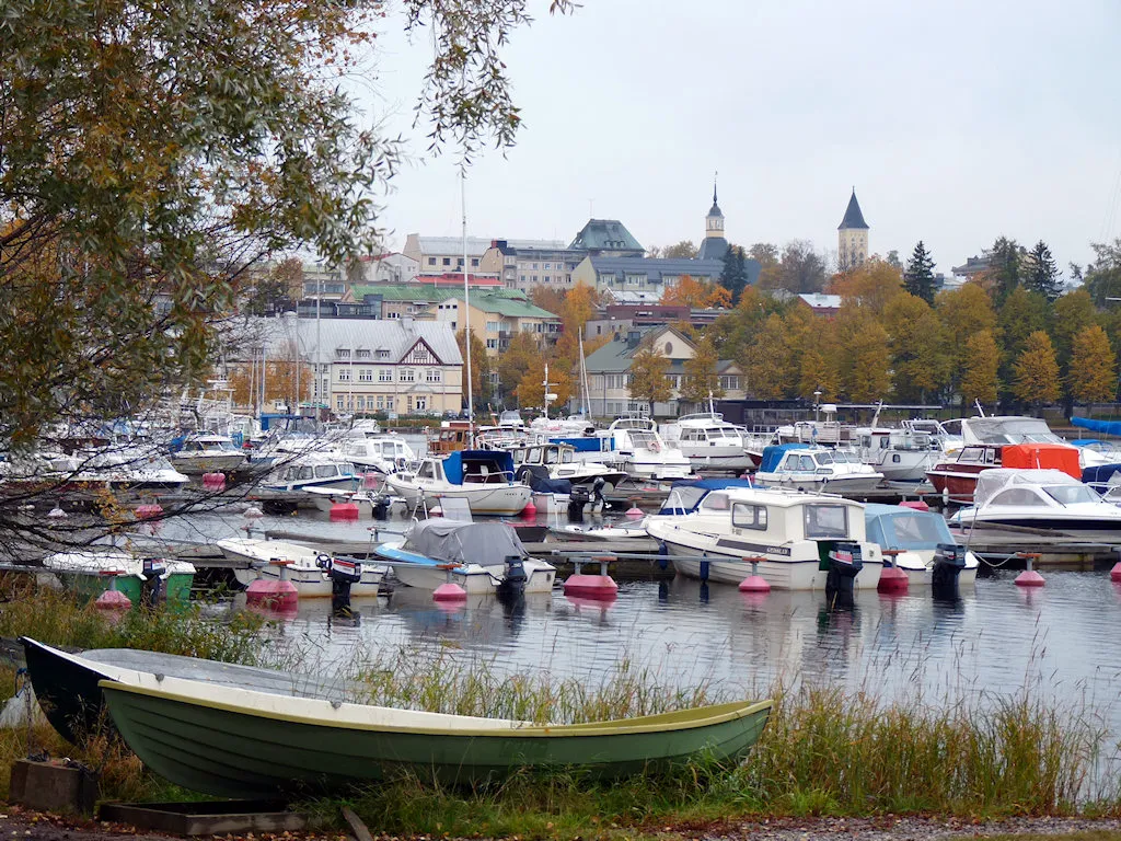 Photo showing: Picture taken in Lappeenranta harbour facing downtown (uphill..) on October 1st, 2008. It is the middle of autumn, and some boats are still floating on water before they are lifted for winter storage.
