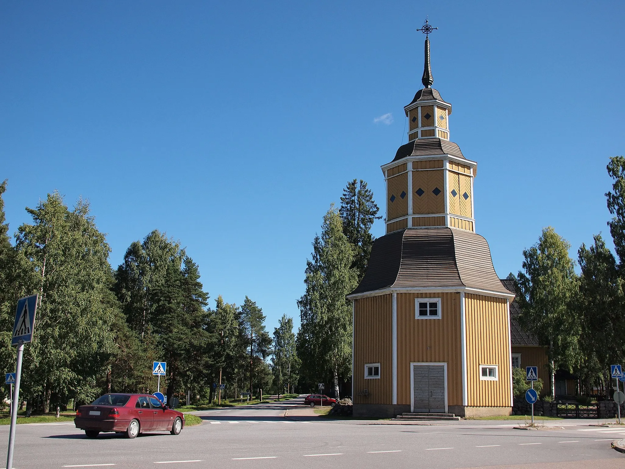 Photo showing: Right next to Lemi church is its belfry. It was completed in 1936 after the original, early 19th century belfry, burned down in 1918.