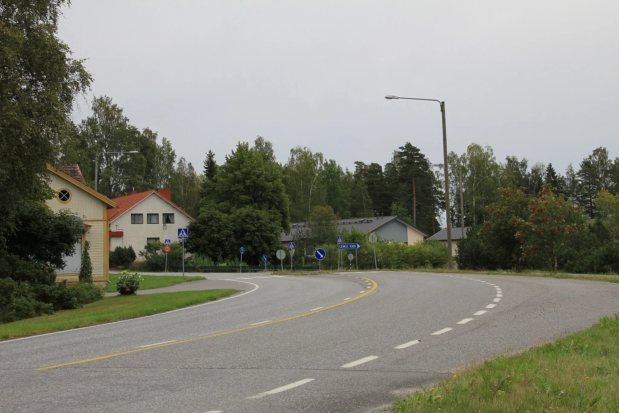 Photo showing: Connecting road 1900, Lemu, Masku, Finland. In Lemu centre, towards southeast.
