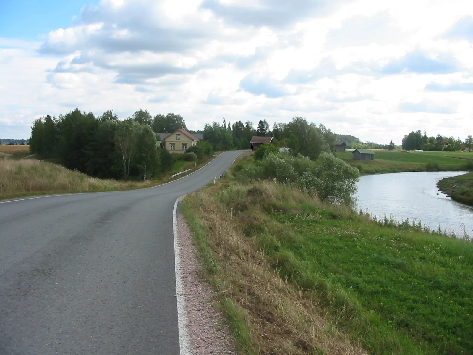 Photo showing: Connecting Road 12307, part of the Häme Oxen Road, in Prunkila, Marttila, Finland. On the right the river Paimionjoki.
