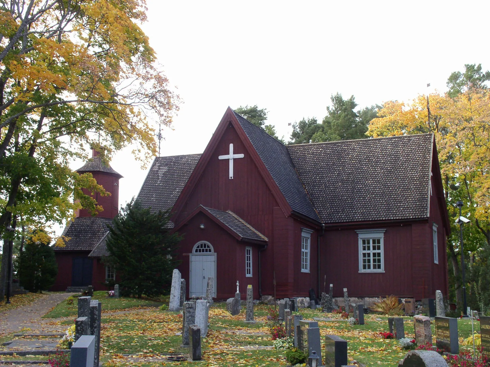 Photo showing: Merimasku church (build 1726) and bell tower (build 1769) in Naantali (previously Merimasku), Finland.