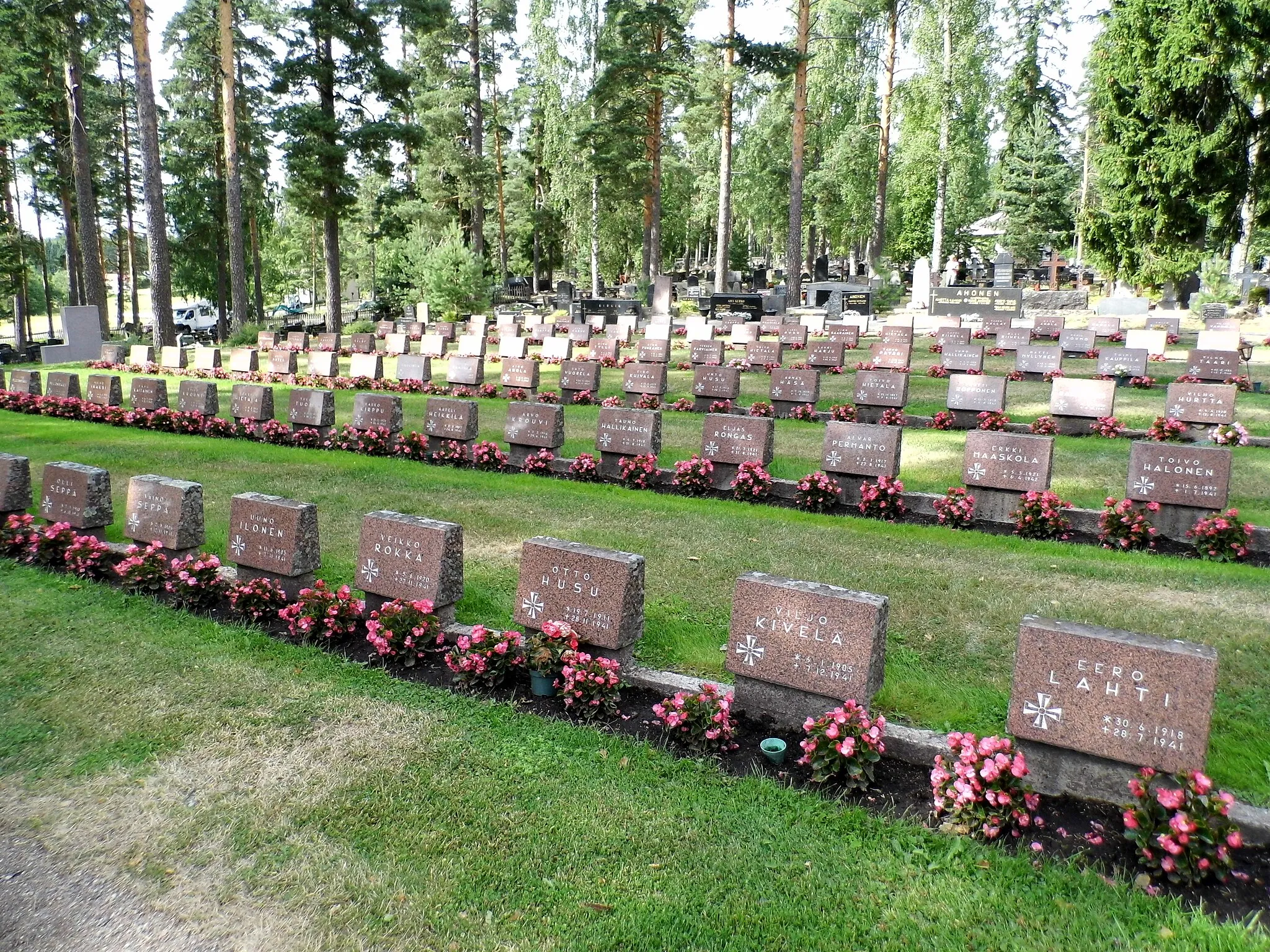 Photo showing: Military cemetary at church in Miehikkälä, Finland