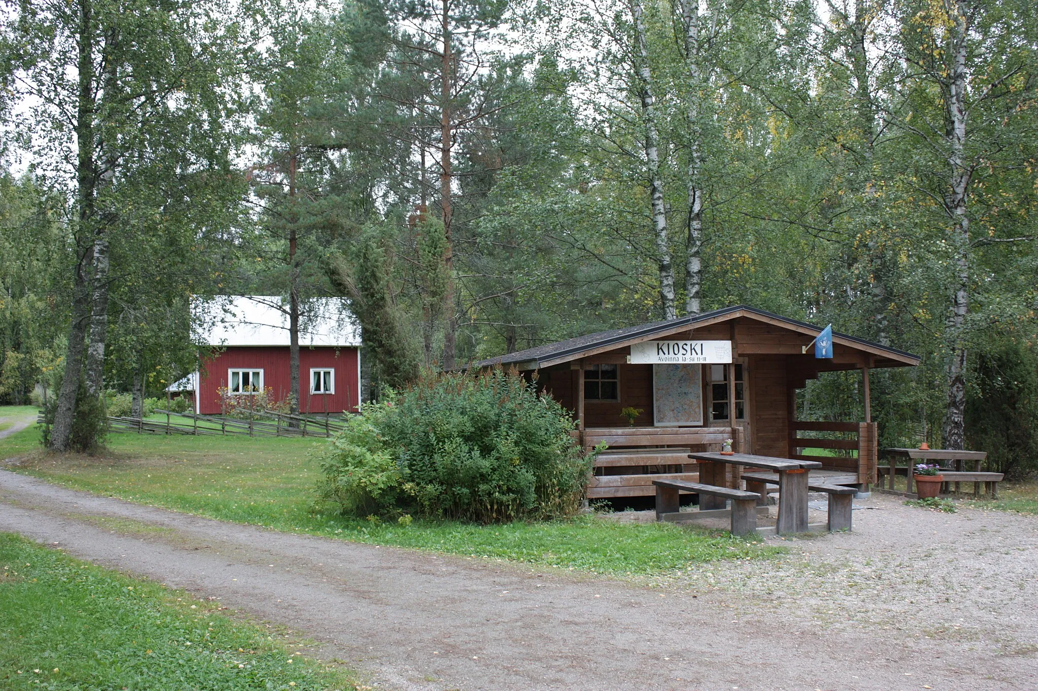 Photo showing: Rantapiha recreational area by the lake Savojärvi near Kurjenrahka National Park in Nousiainen, Finland Pictured are the kiosk in front and the red main building in the back