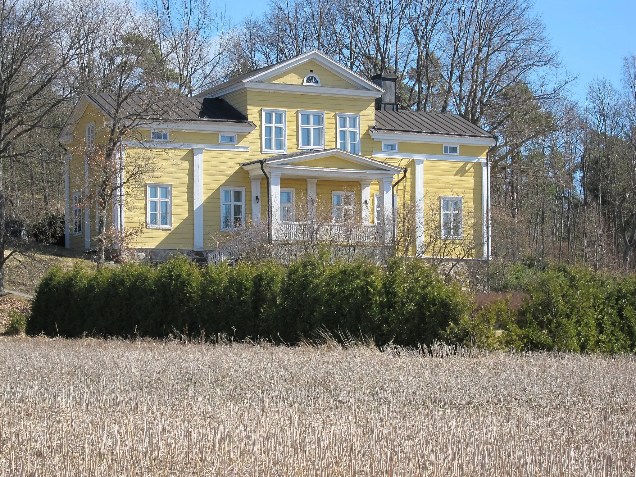 Photo showing: Brinkhall Manor in Raisio, Finland.
The history of Huhko Manor dates back to the 16th century. The oldest parts of the present main building date from the 18th century. The Empire-style appearance is from 1837–1842.