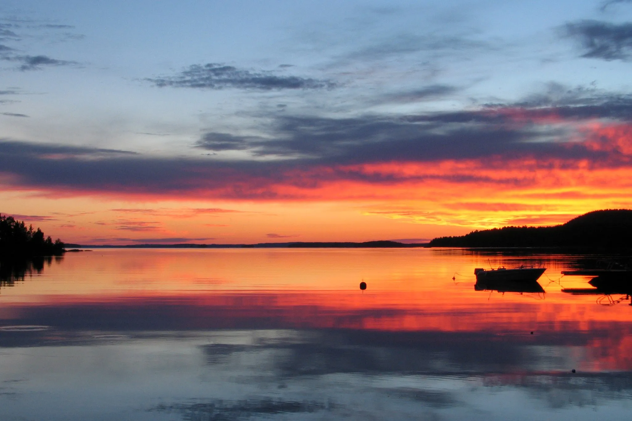 Photo showing: Sun setting over Lake Päijänne at Sysmä, Finland. On the right is Päijätsalo island which is part of the Päijätsalo natural park.