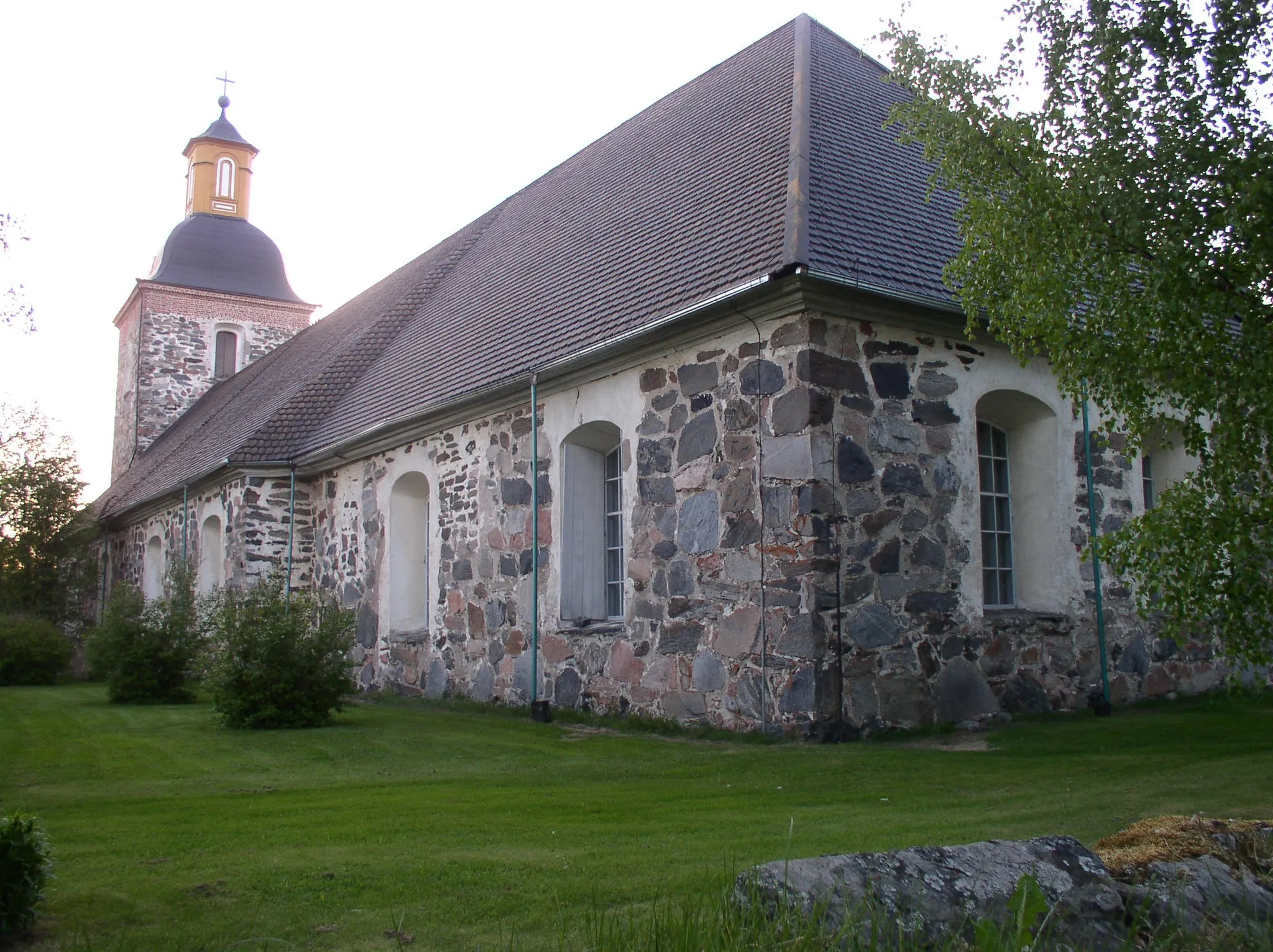 Photo showing: Tammela church in Tammela, Finland. The eastern part of the church was build c. 1530-1550 (narrow part in the foreground), western part and the tower in 1780s (completed in 1785).