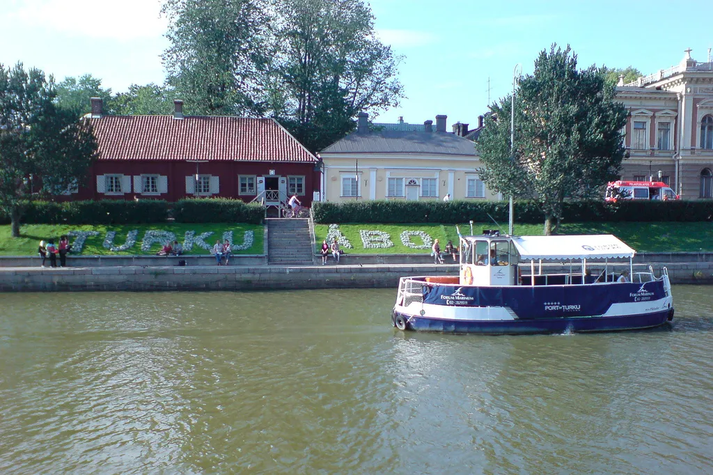 Photo showing: Aurajoki Turussa. Taustalla vasemmalla Apteekkimuseo, oikealla osittain kaupungintalo. Joessa kulkee pikku-föri. Aurajoki / Aura å / Aura river