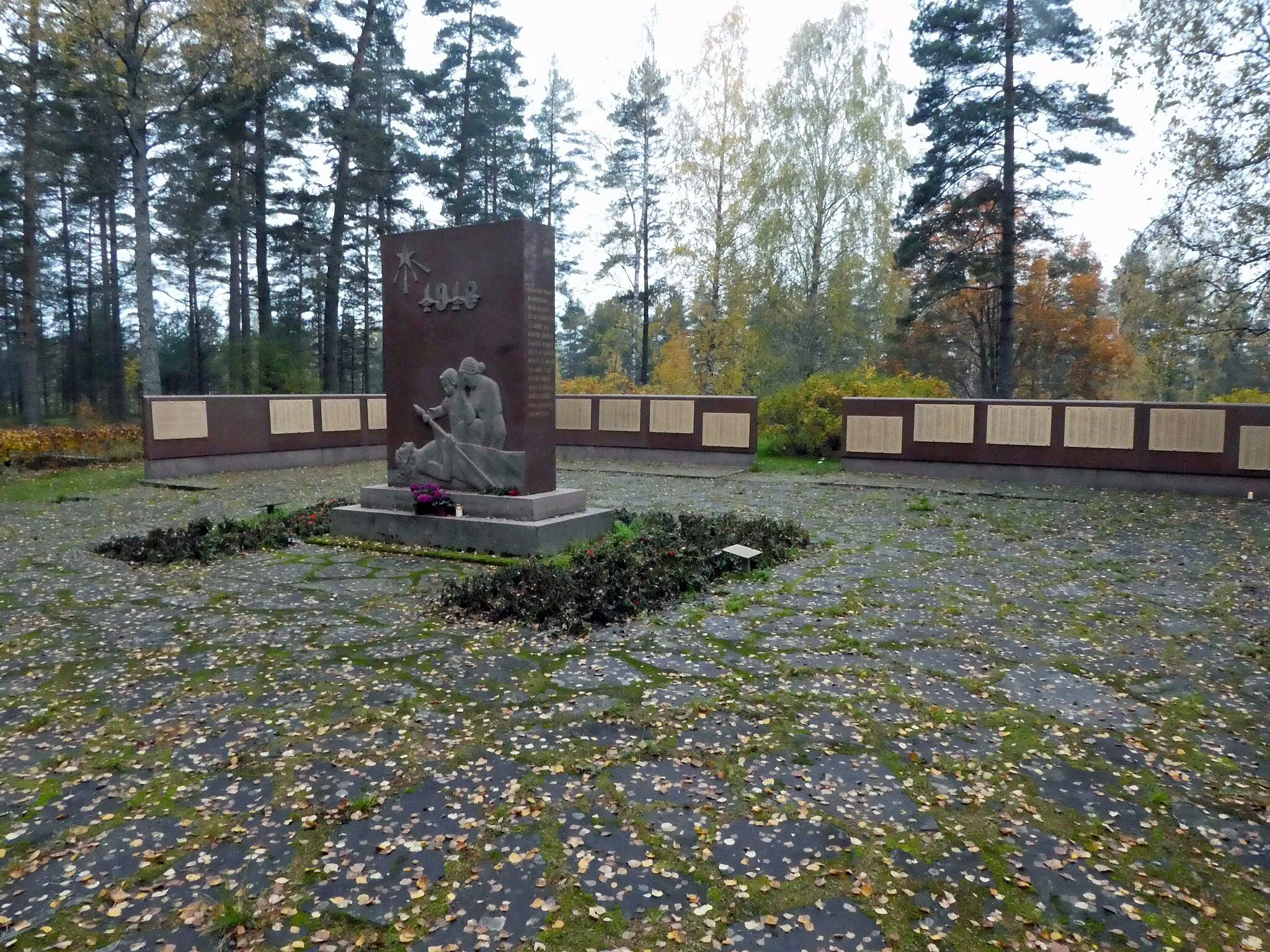 Photo showing: In memory of around the 3 000 persons who died in summer 1918 in the prison camp in Enenäs, Finland